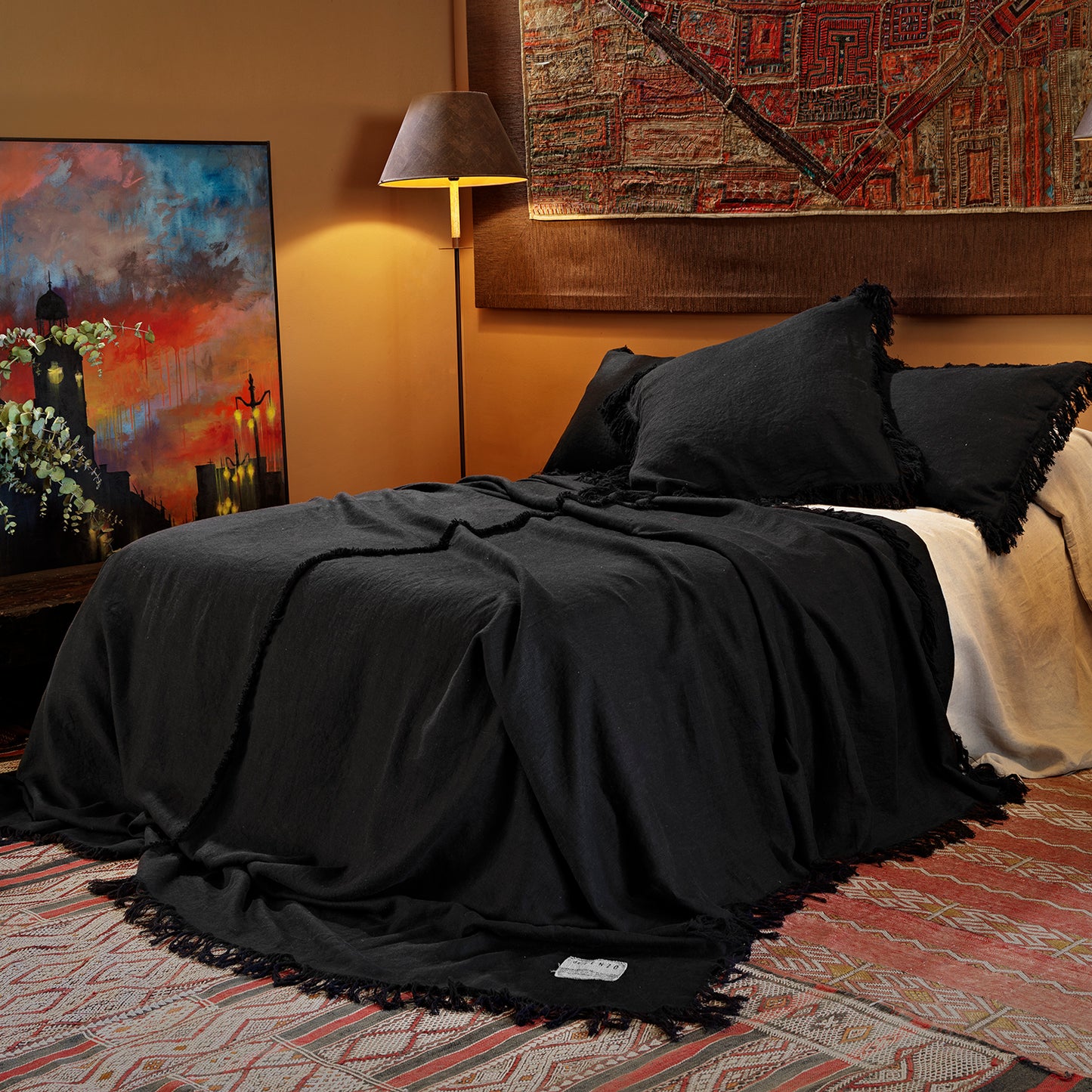 Juego de cojines negros de lino lavado desflecados y colcha