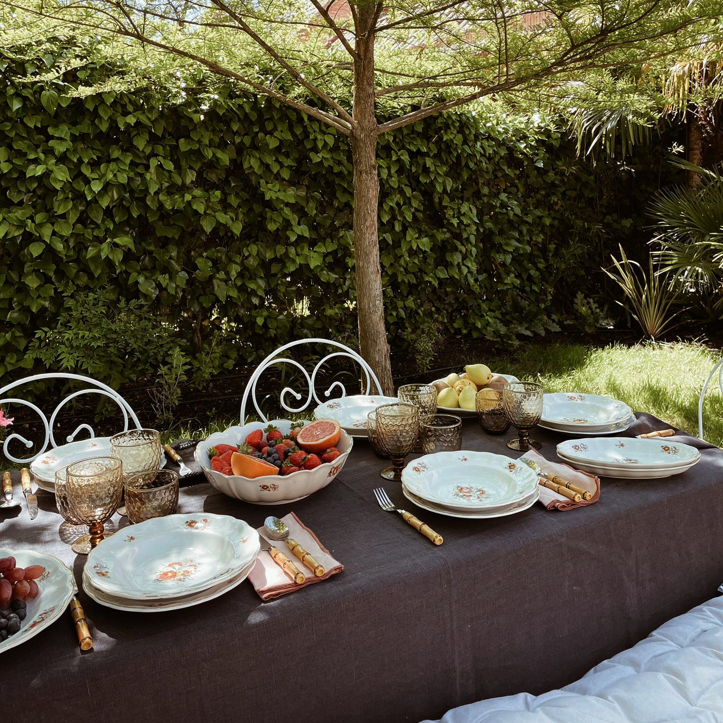 Mantel de lino gris en jardín.
