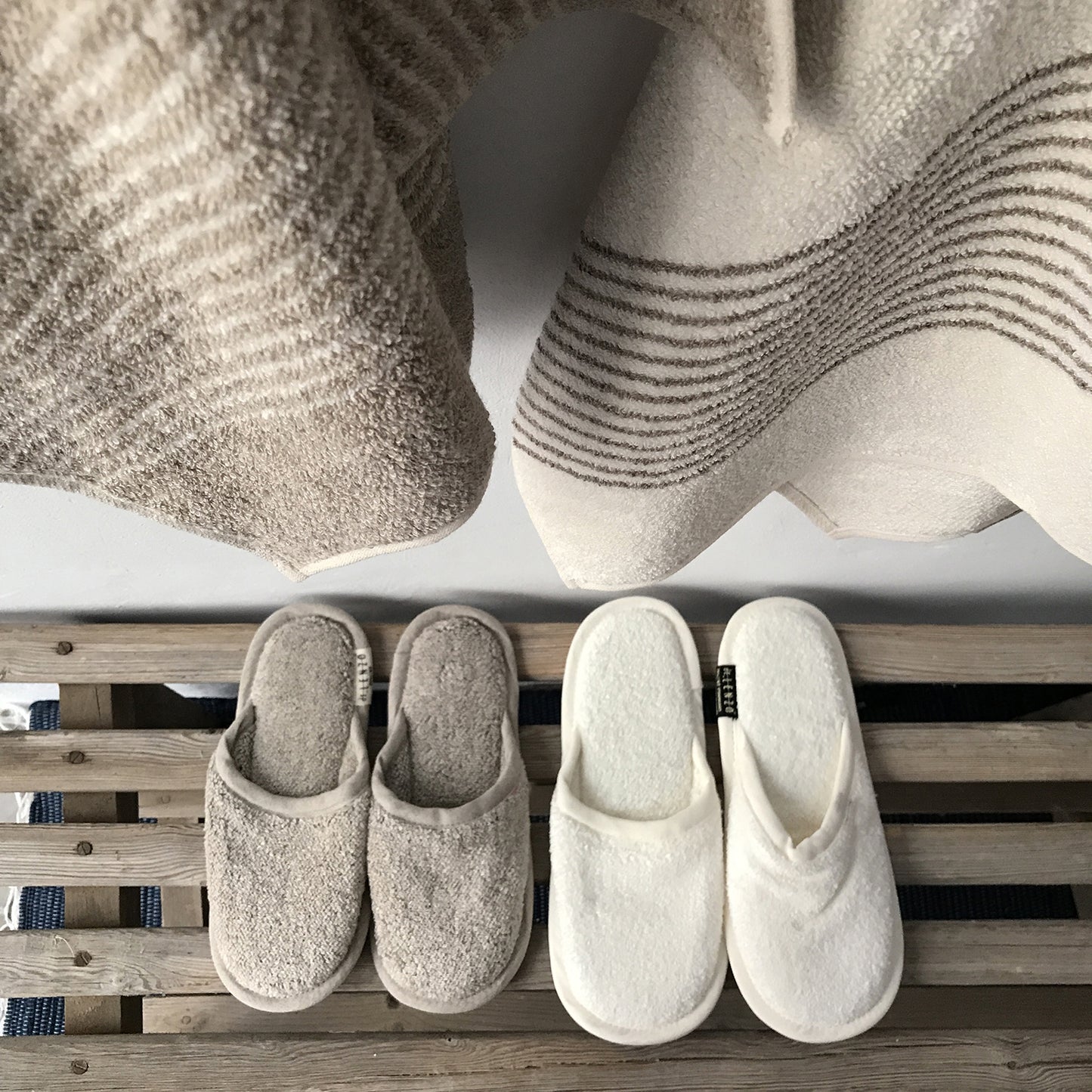 Pack regalo toalla rizo + zapatillas - dE.LENZO