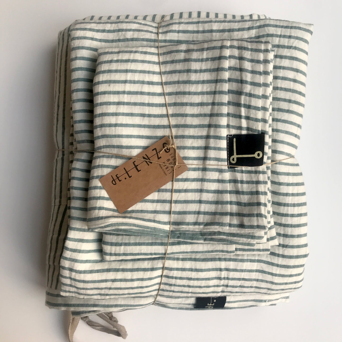 Funda nórdica y almohadas plegadas para el envío.