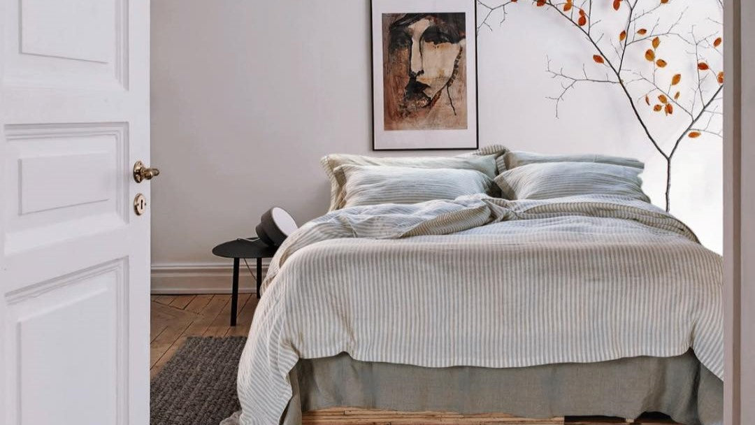 Disfruta de un cálido otoño con una manta de lana en casa