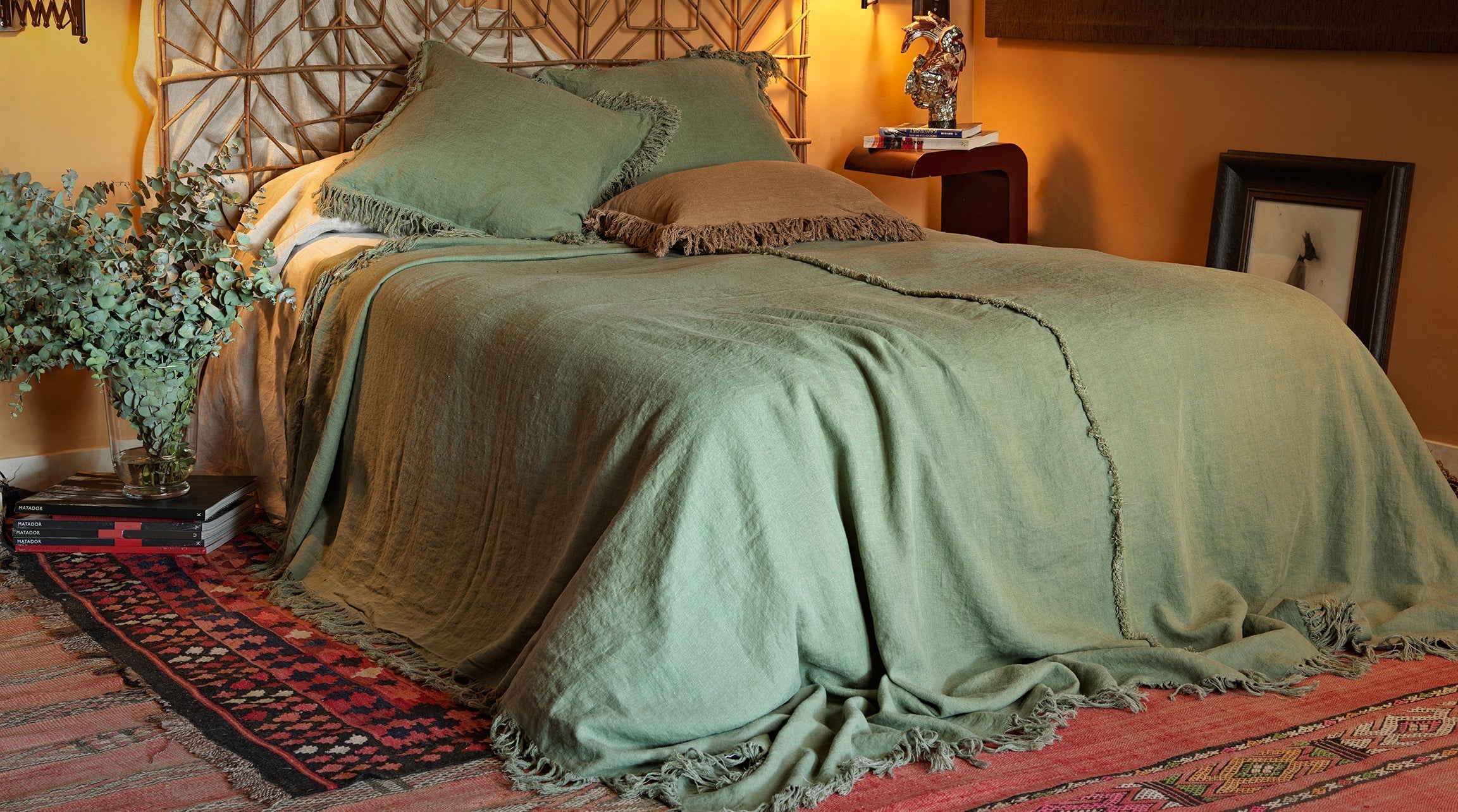 Colcha verde olivo de lino lavado dELENZO