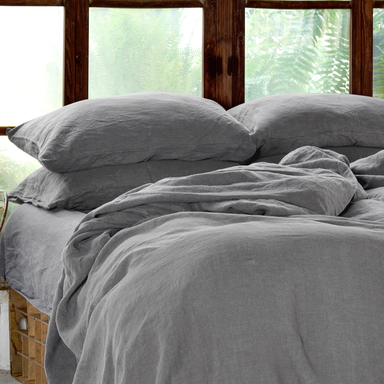 Juego de cama de lino gris.