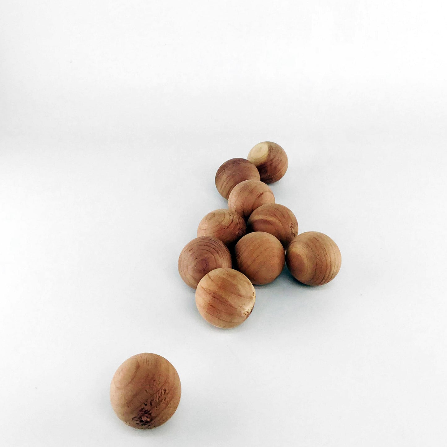 Bolas de madera de cedro para perfume en spray.