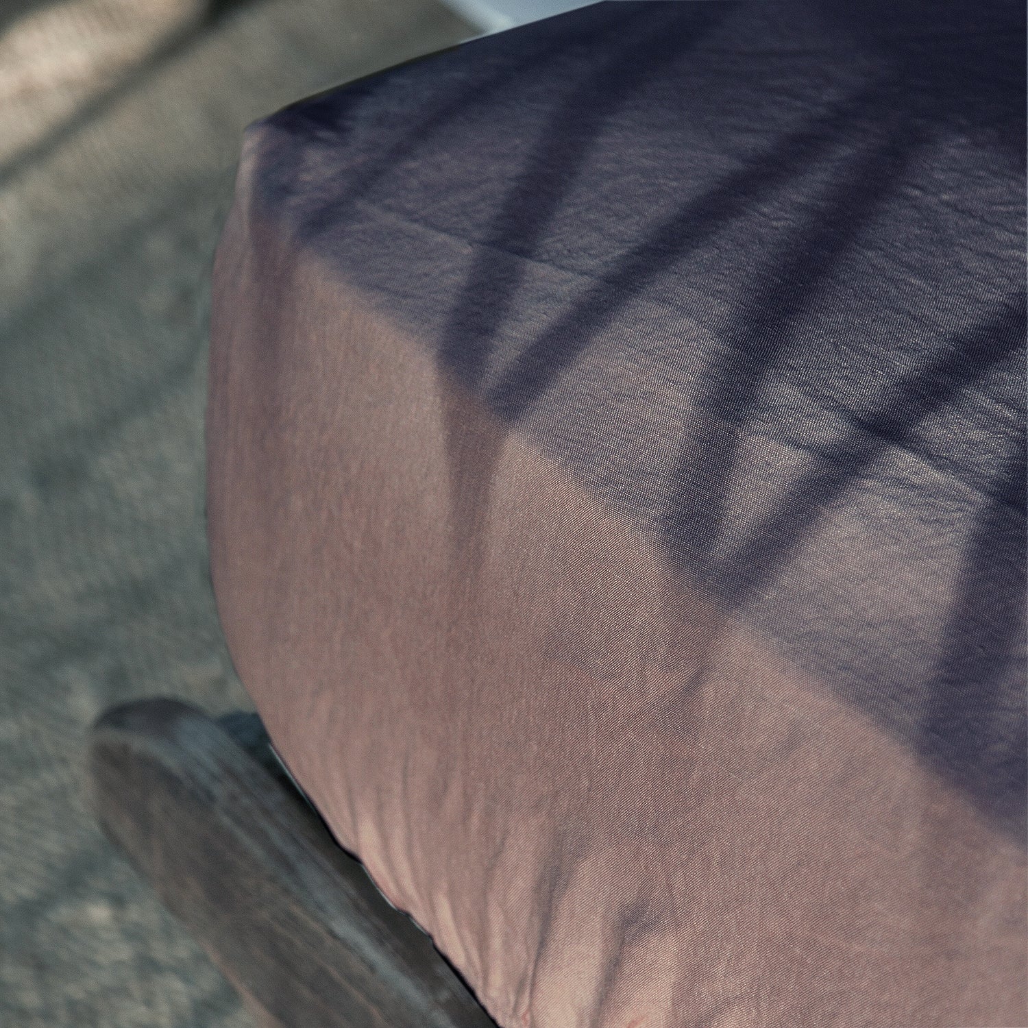 Sábana bajera de lino de color berenjena.