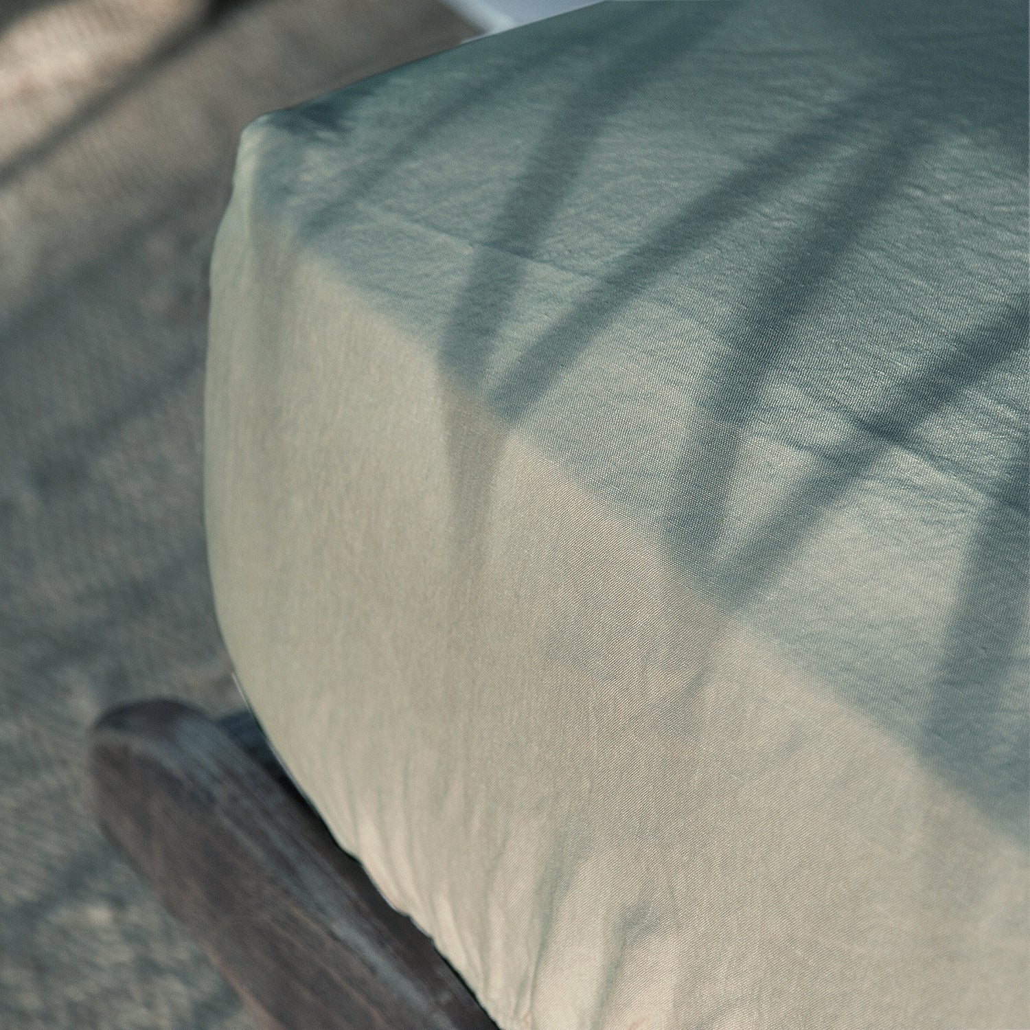 Bajera de lino de color arena.