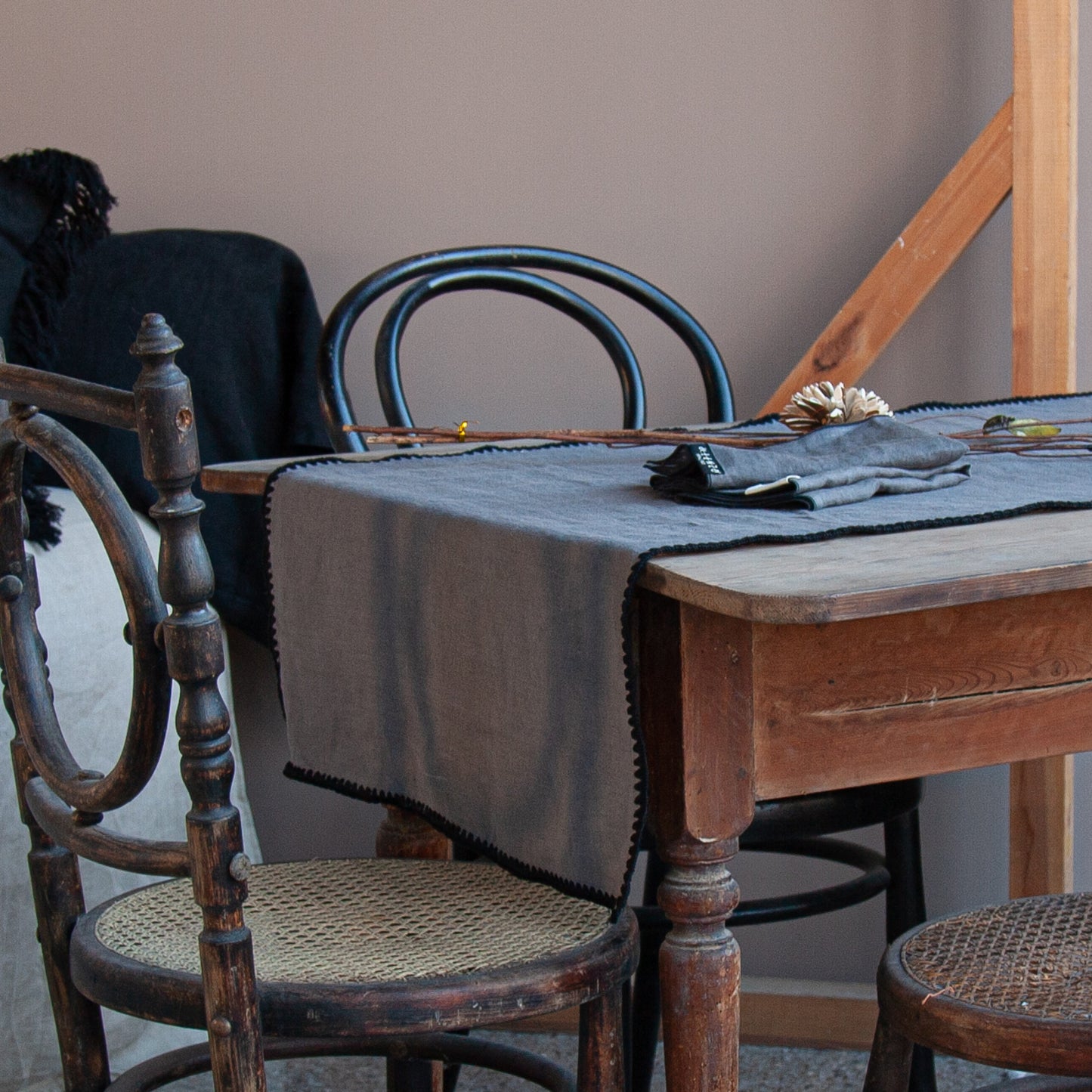 Camino de mesa gris y negro. Sillas tonet.