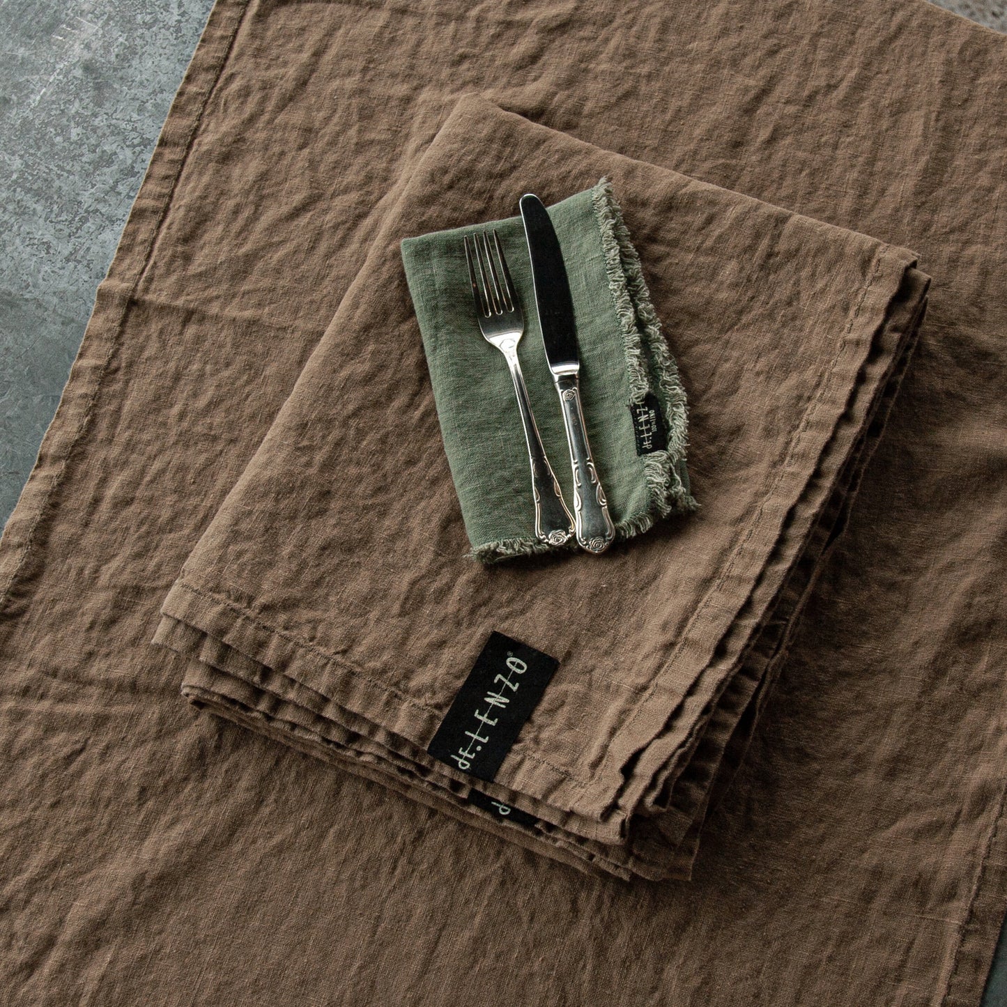 Camino de mesa de color terracota y servilleta