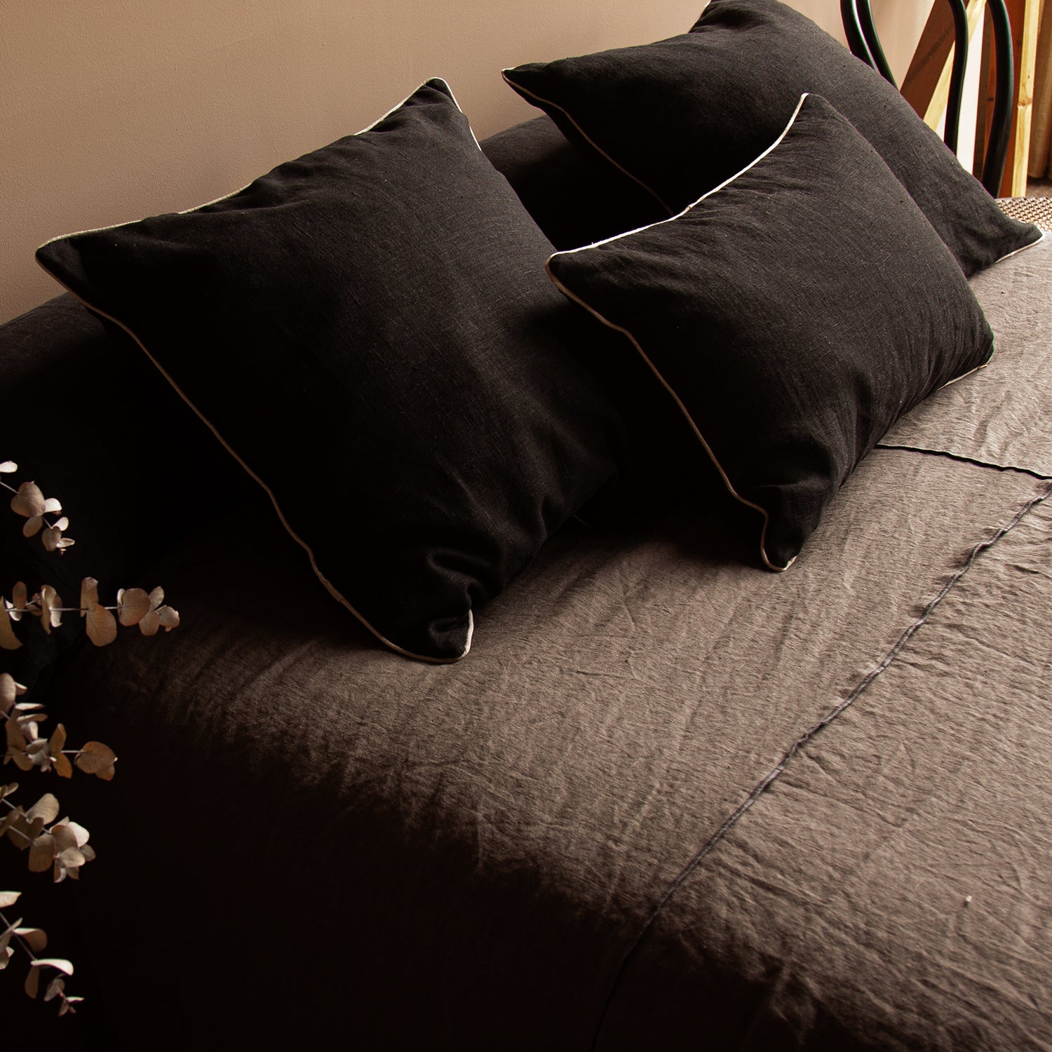 CONJUNTO DE 3 COJINES DE LINO NEGROS CON VIVO BLANCO