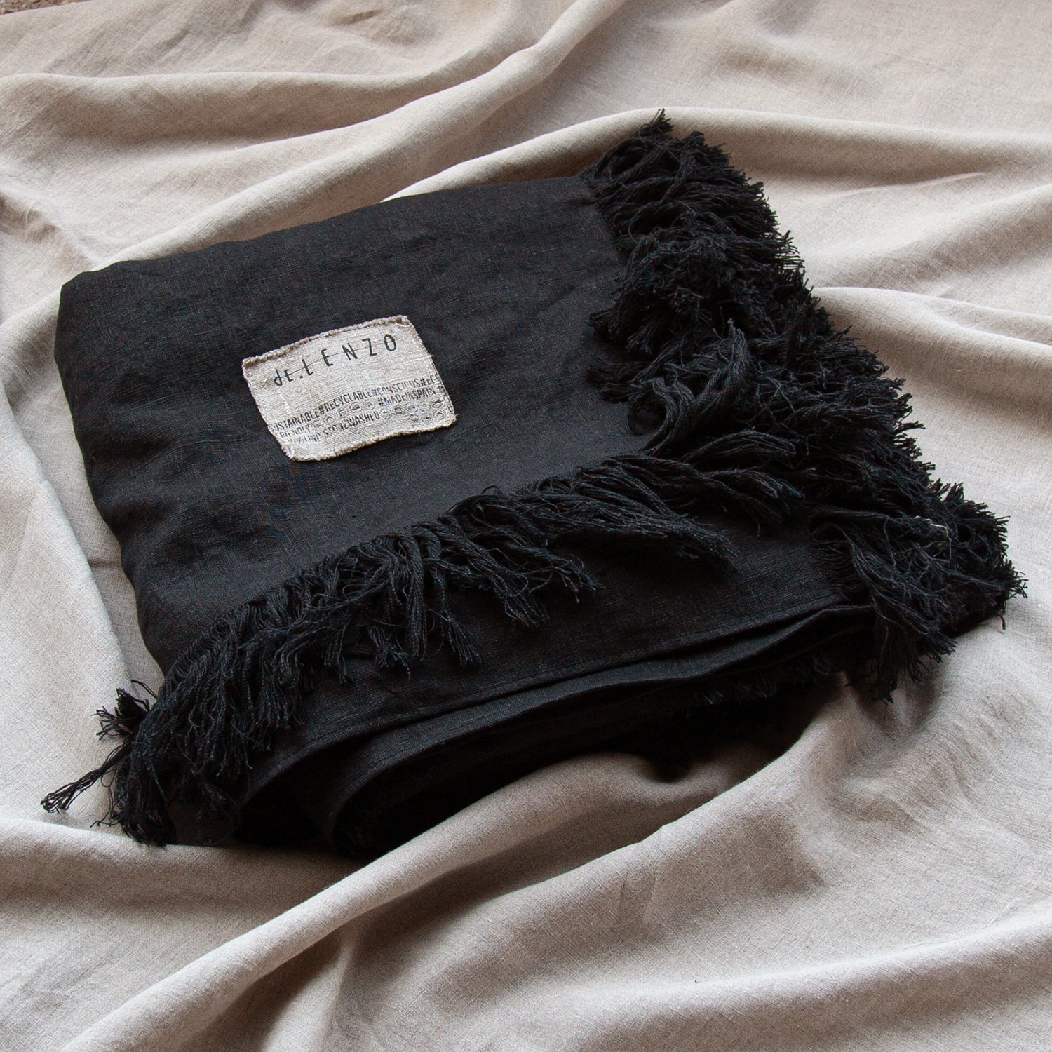Detalle colcha de lino desflecada de color negro
