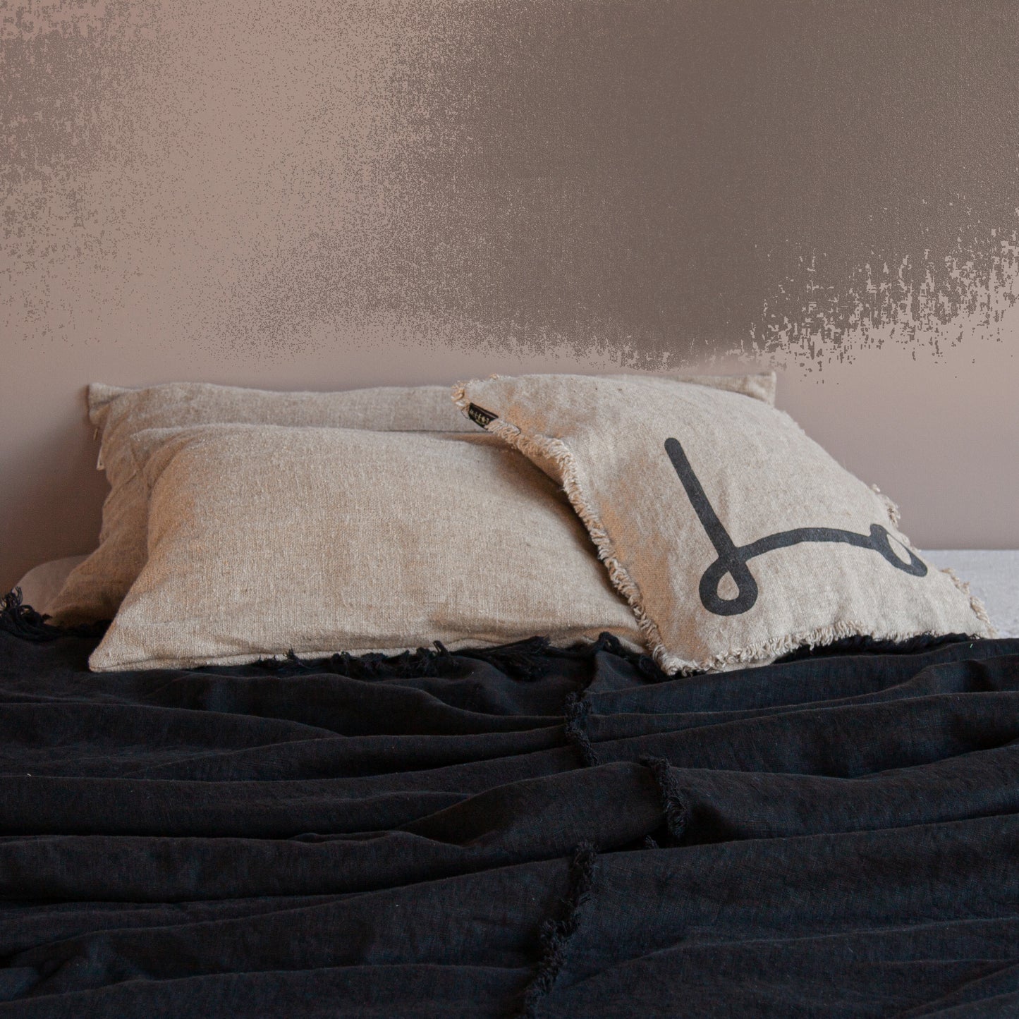 Colcha de lino de color negro y cojines Formentera