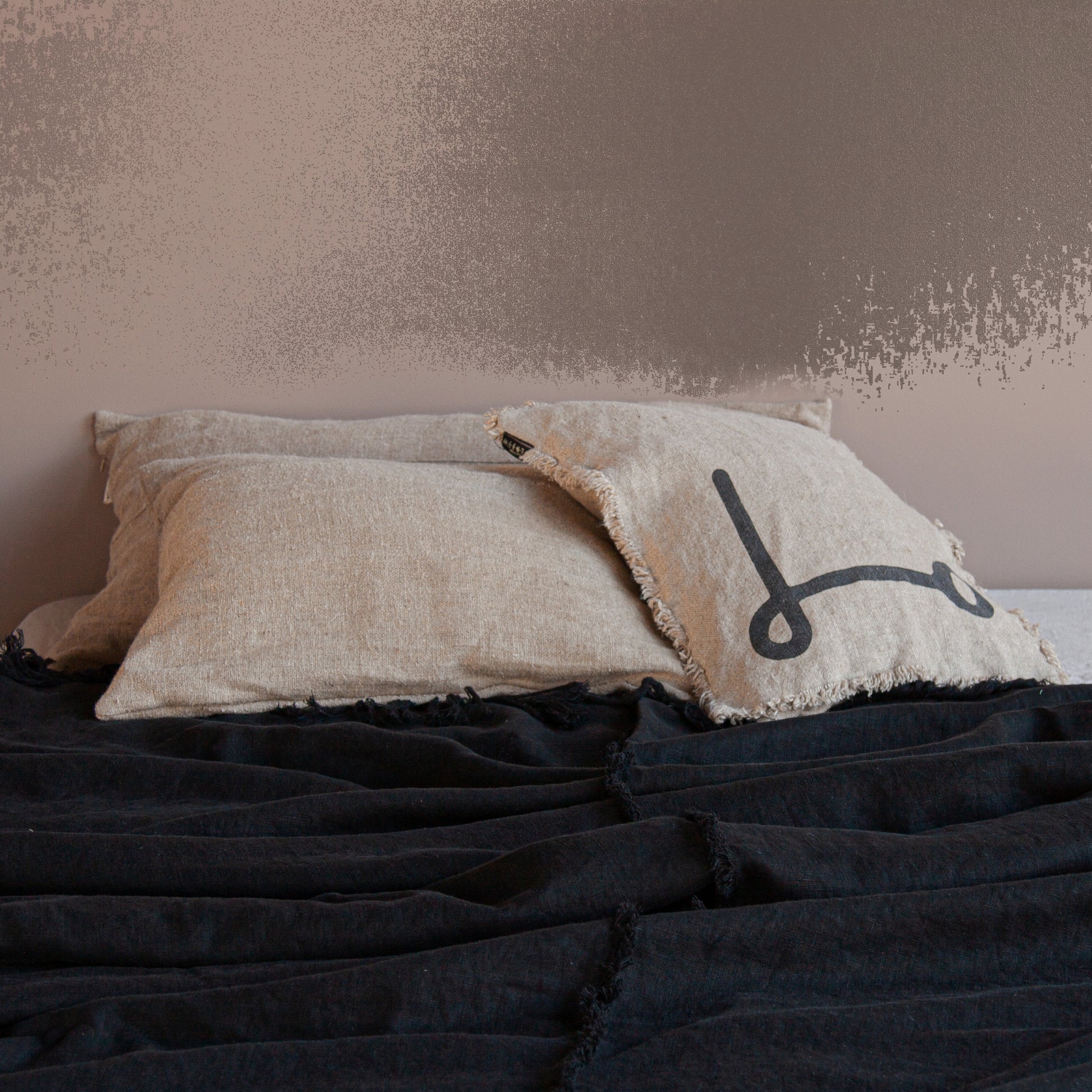 Colcha de lino de color negro y cojines Formentera