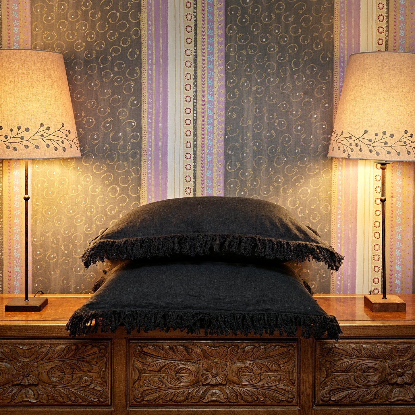 Juego de cojines negros de lino lavado desflecados