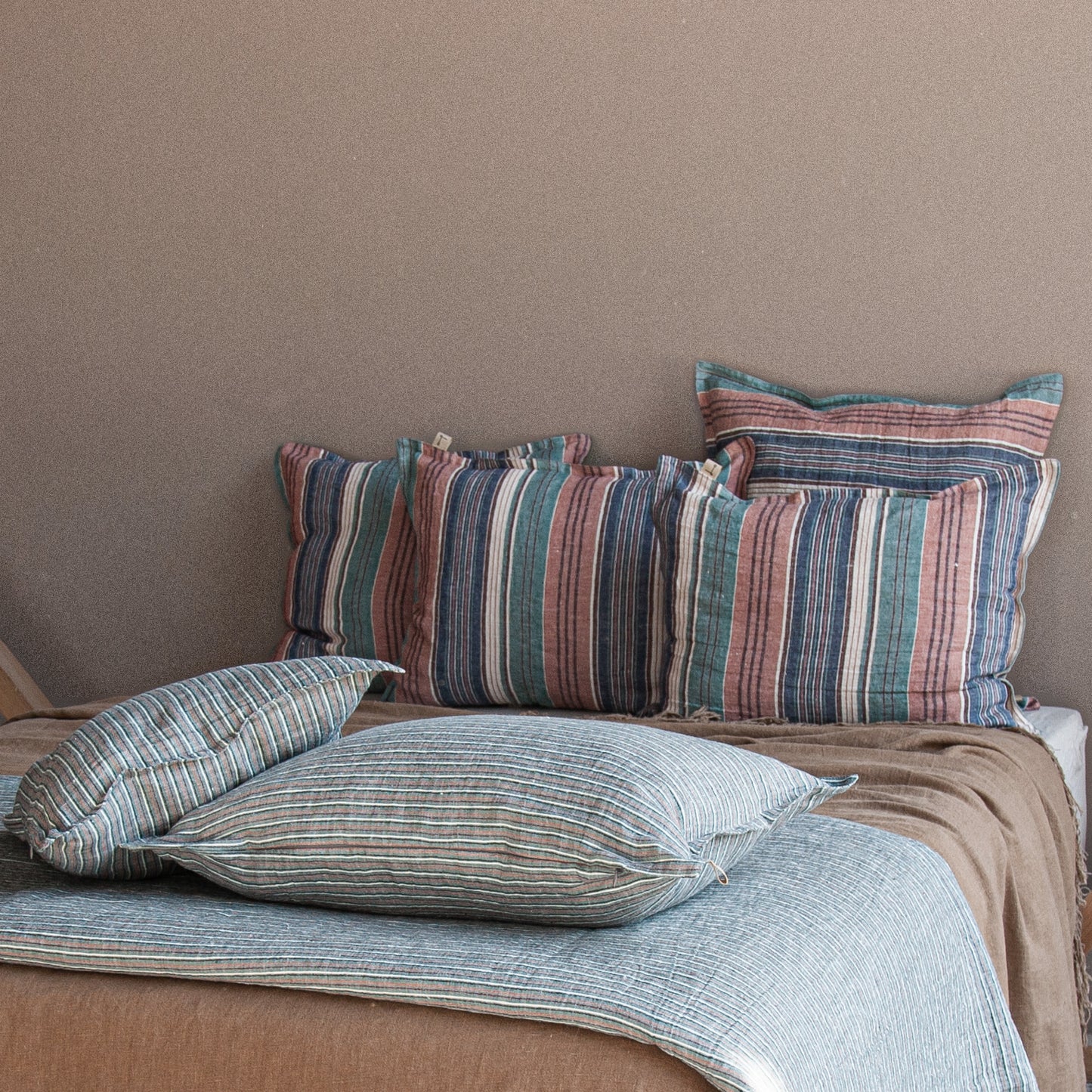 Conjunto de cojines de lino rayado. Cojines para combinar entre sí.