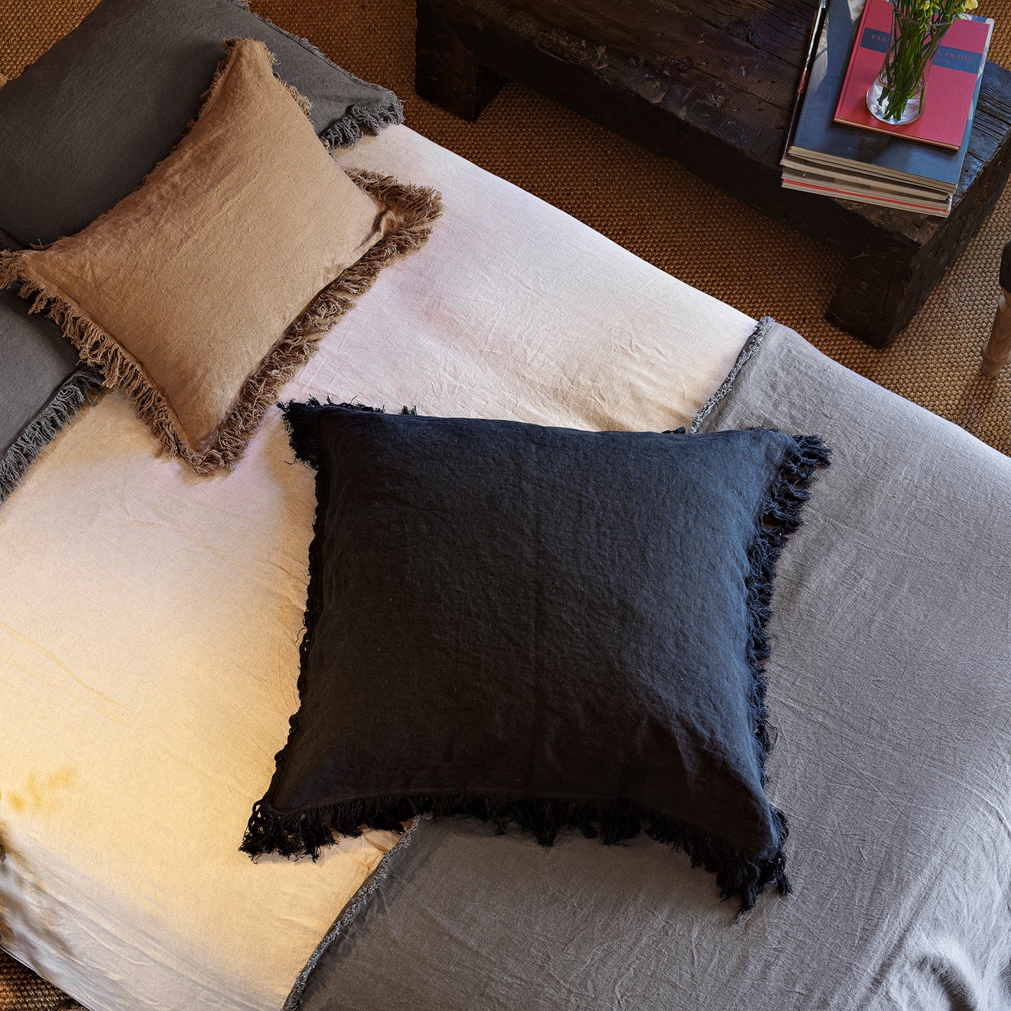 Juego de cojines negros de lino lavado desflecados para la cama