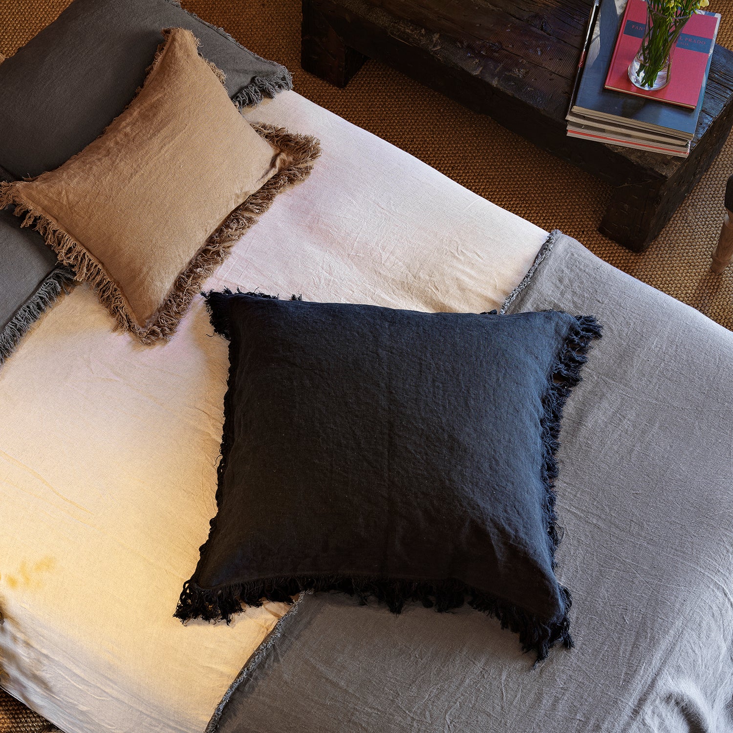 Juego de cojines negros de lino lavado desflecados para la cama