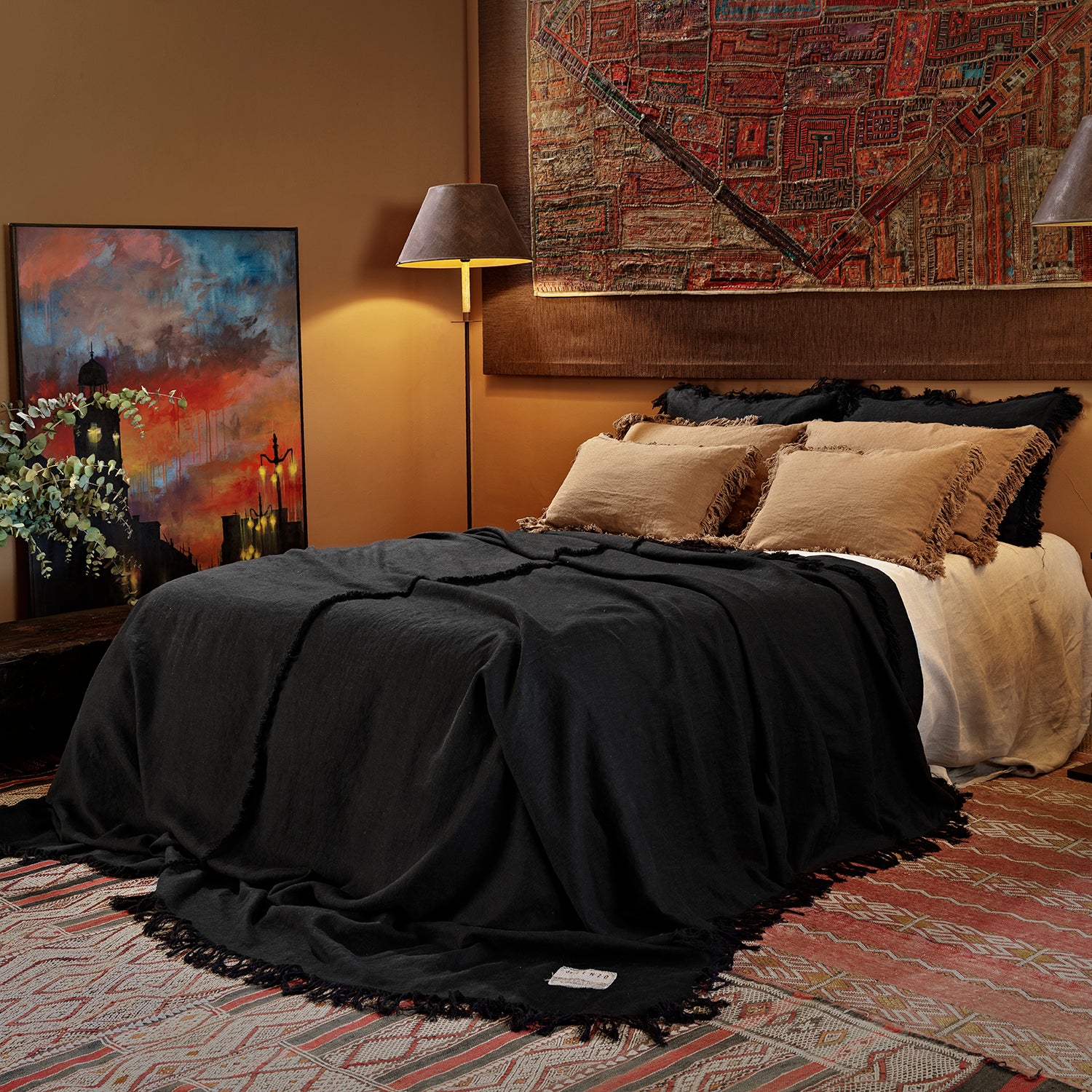 Colcha de lino de color negro con cojines a juego