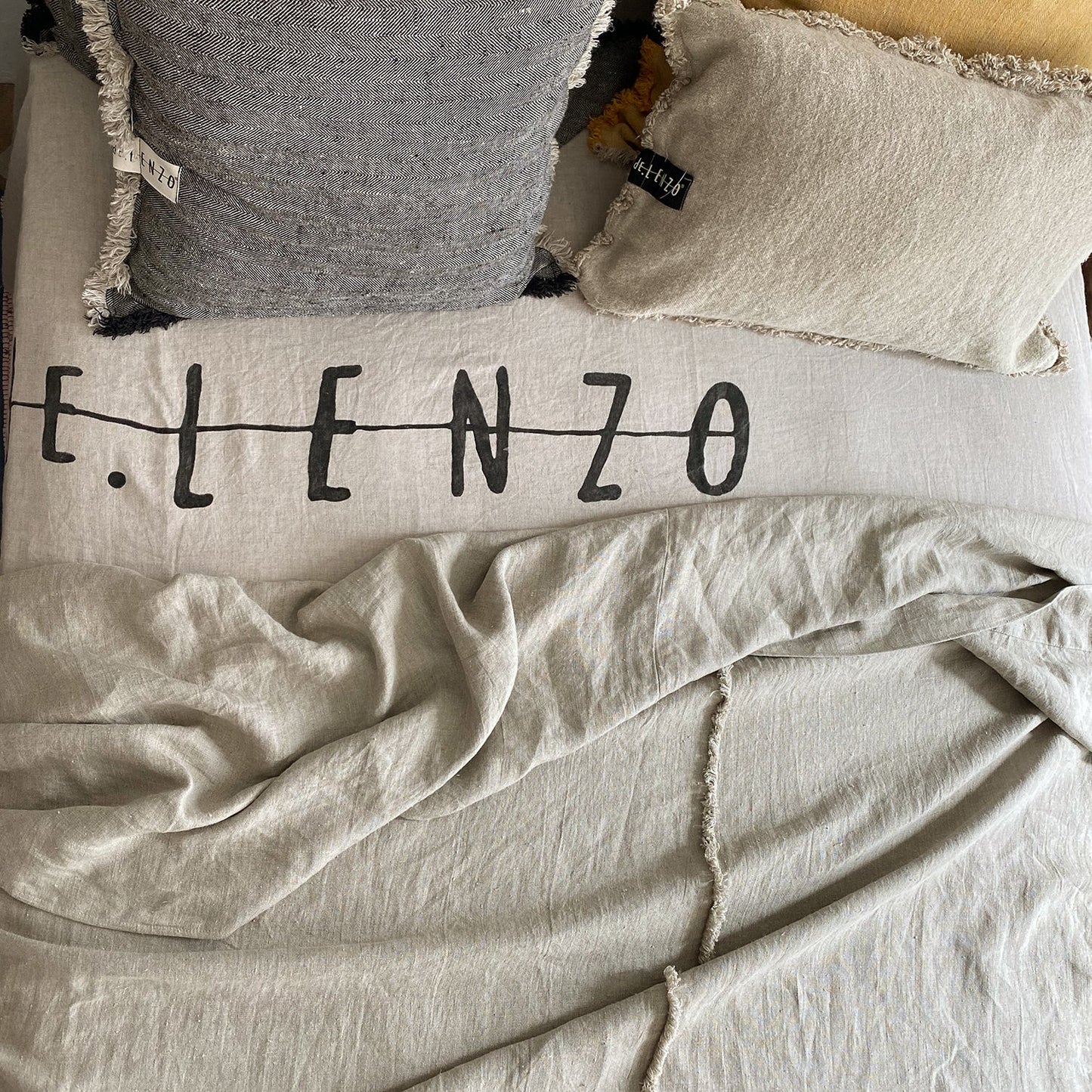 Detalle de colcha de lino natural