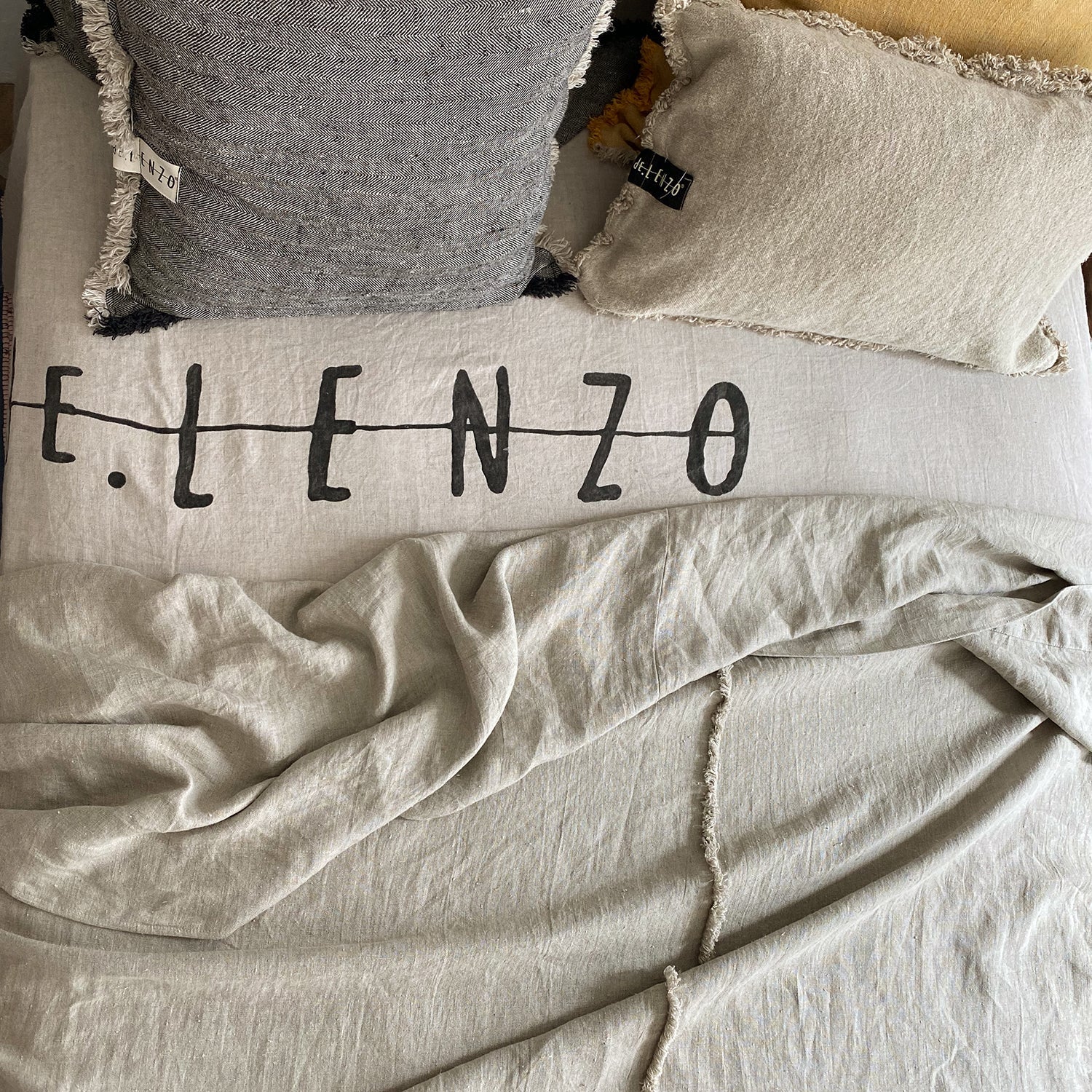 Detalle de colcha de lino natural