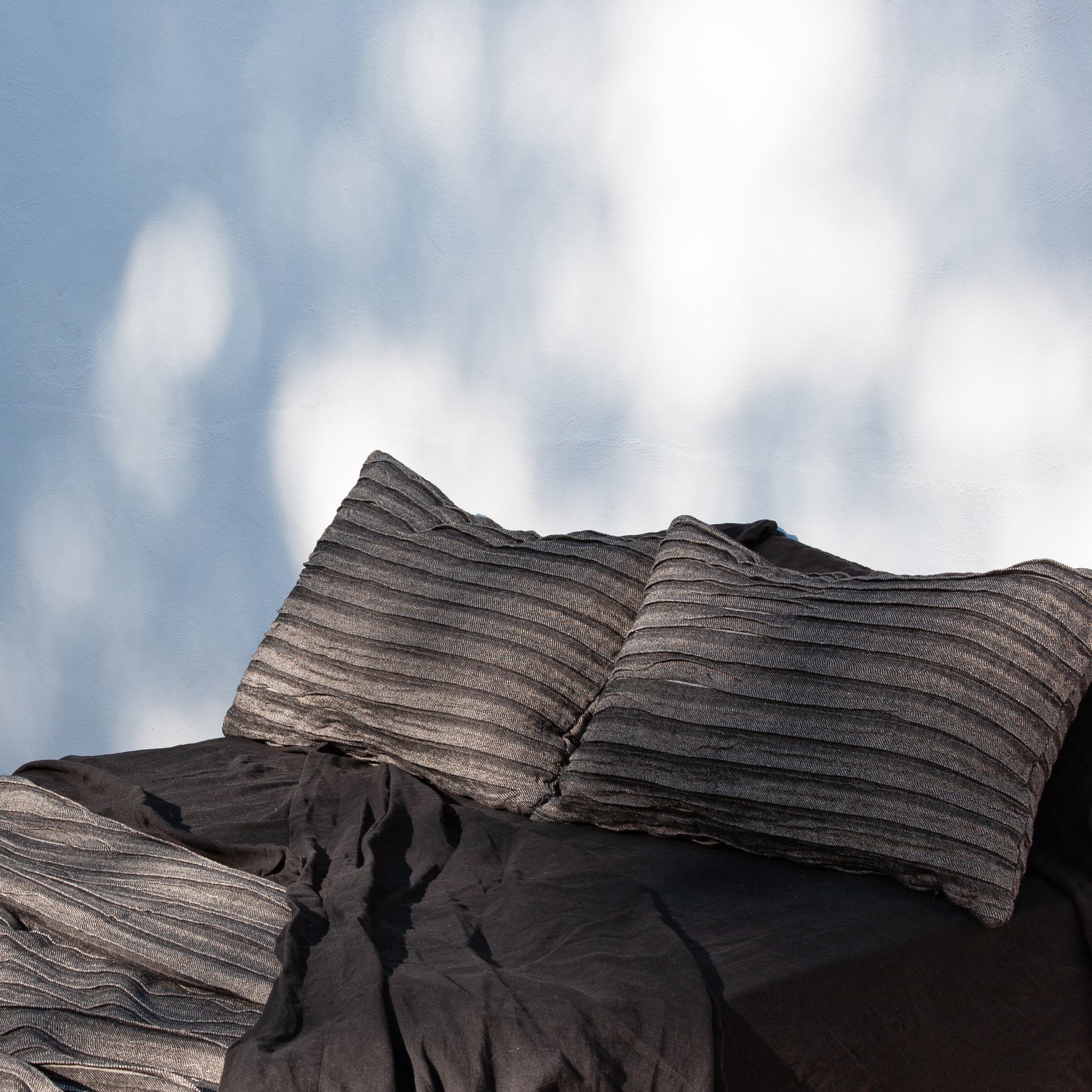 Cojines plisados de lino gris