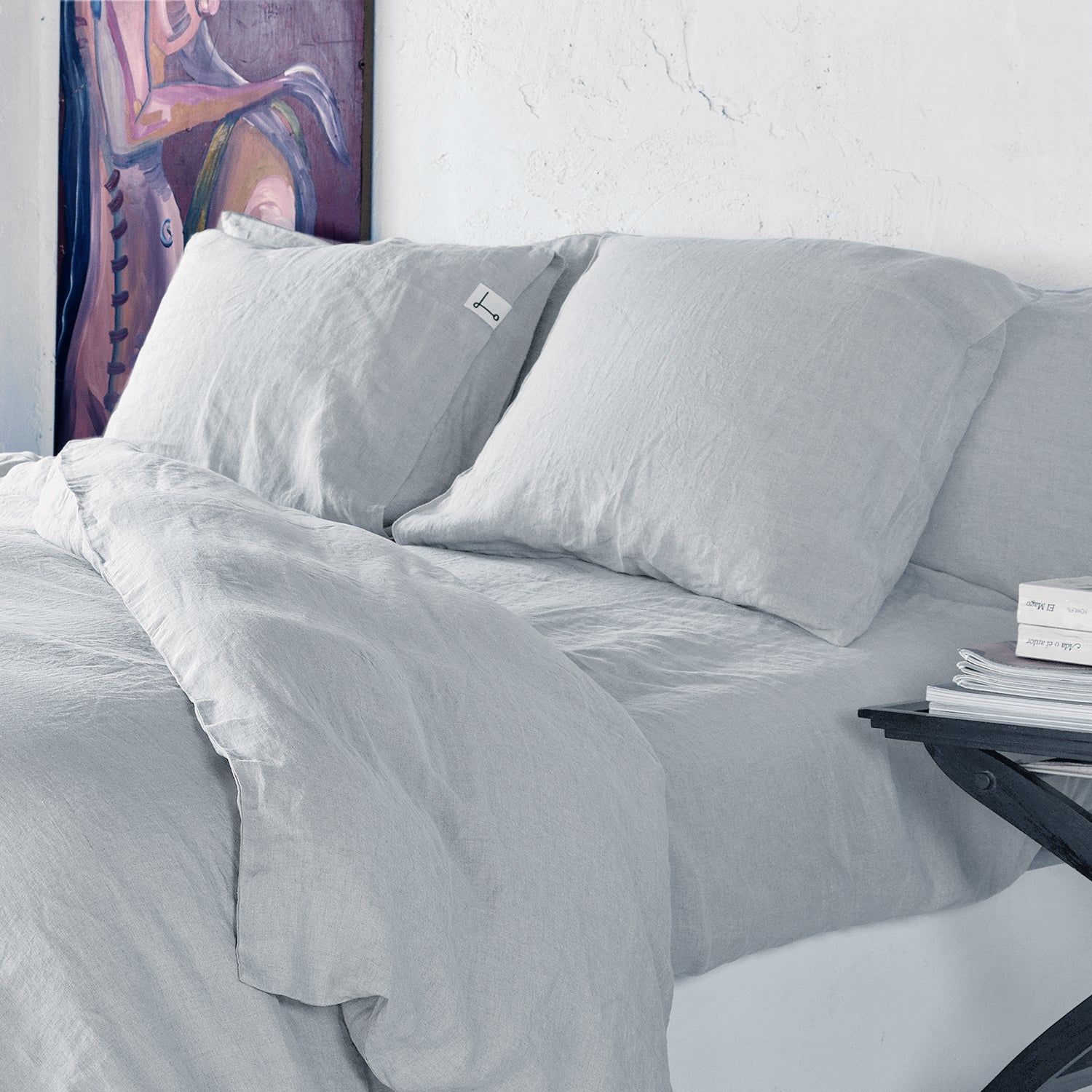 Ropa de cama de lino lavado gris clarito.