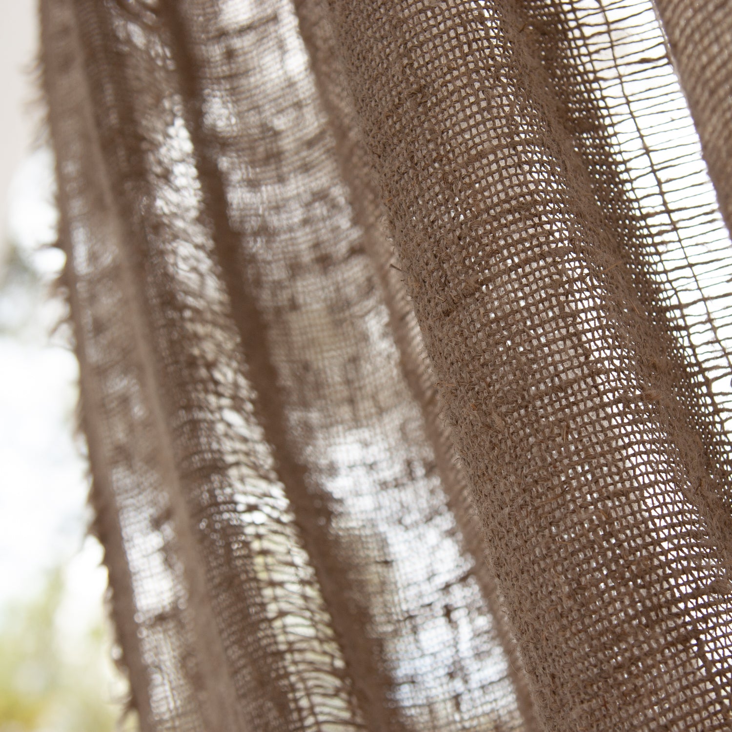 Detalle de cortina de lino natural rústico tejido a mano