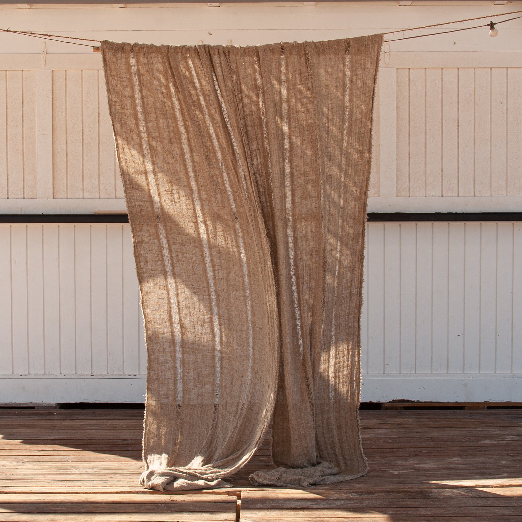 Cortina de lino natural en cuerda
