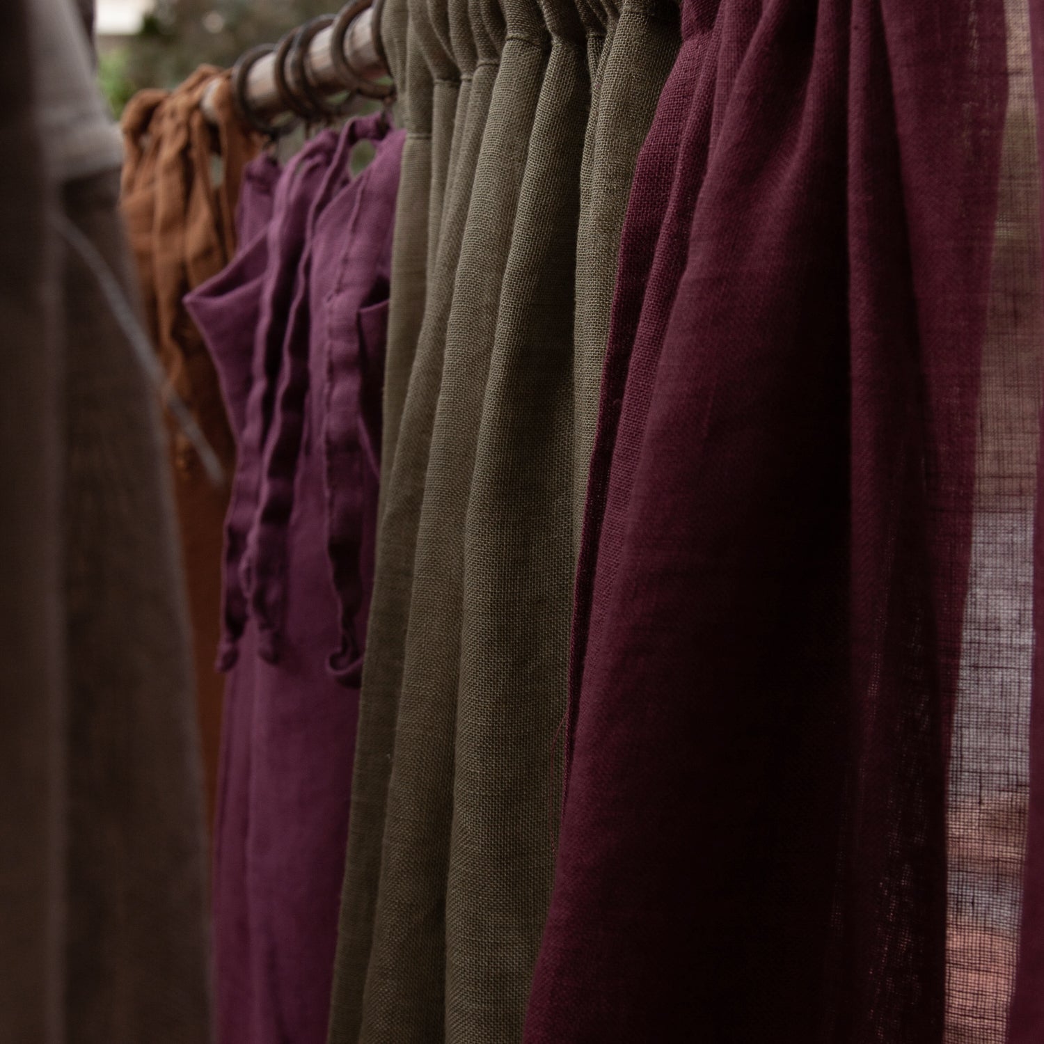 Cortina de lino de colores llamativos