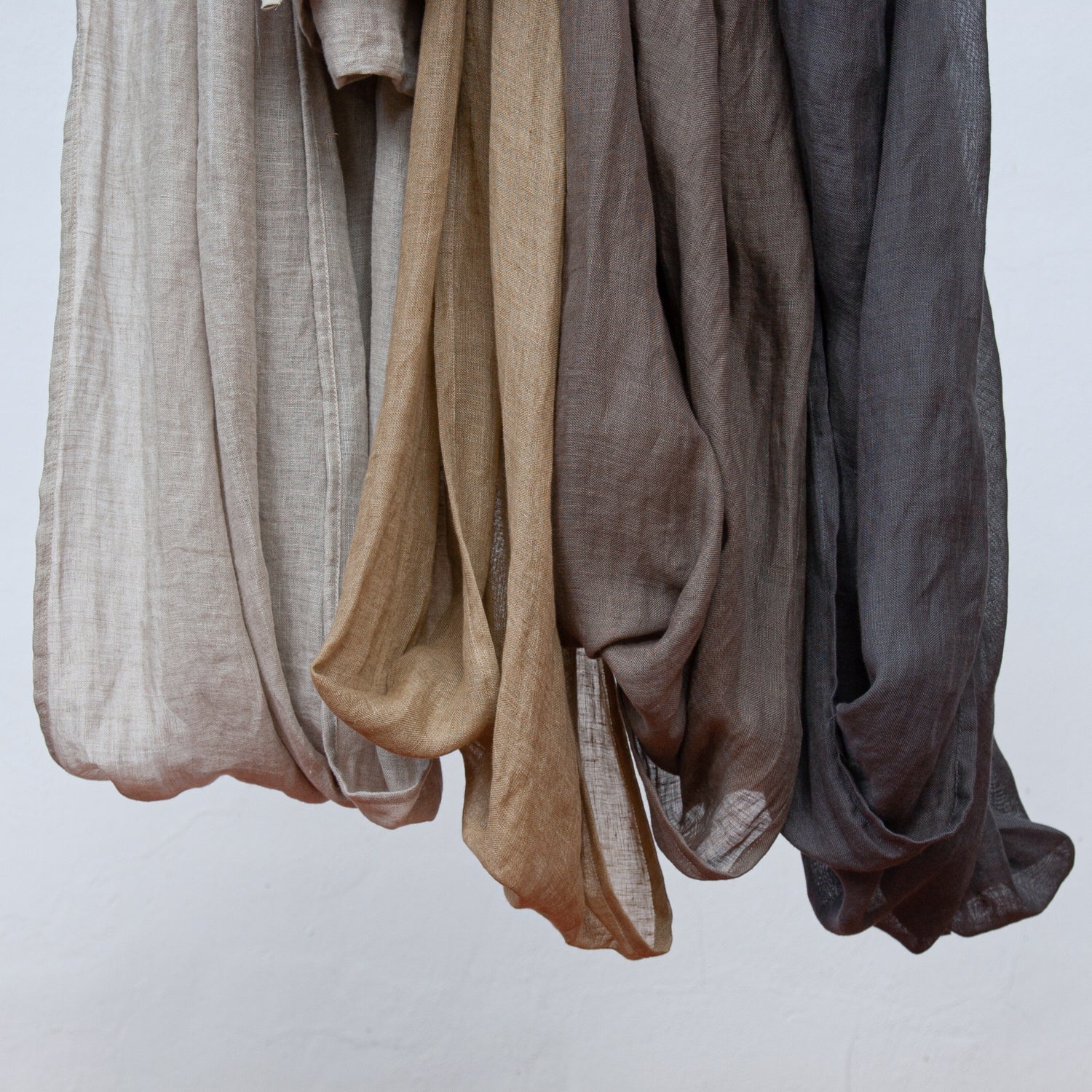 Detalle de Cortinas de lino de color tierra, natural, gris y topo