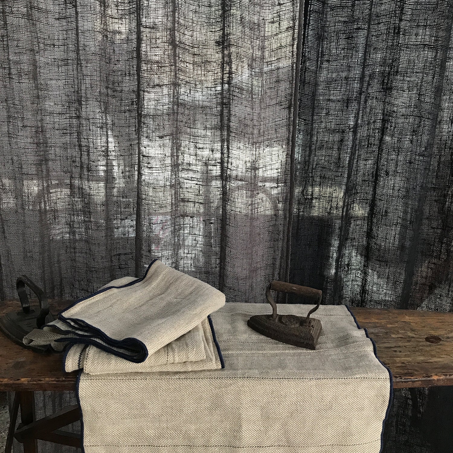 Cortinas grises y negras de lino grueso.