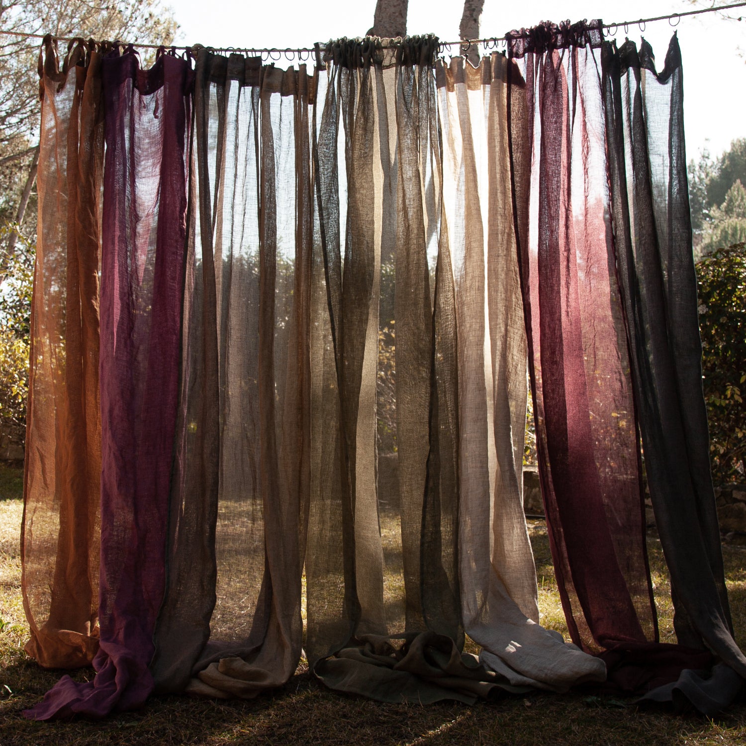 Cortina de lino de colores llamativos y finas