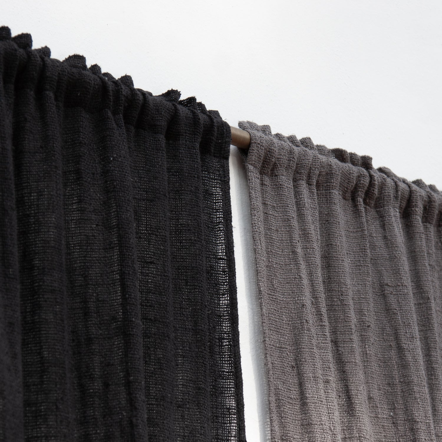 Cortina de lino negro rústico.