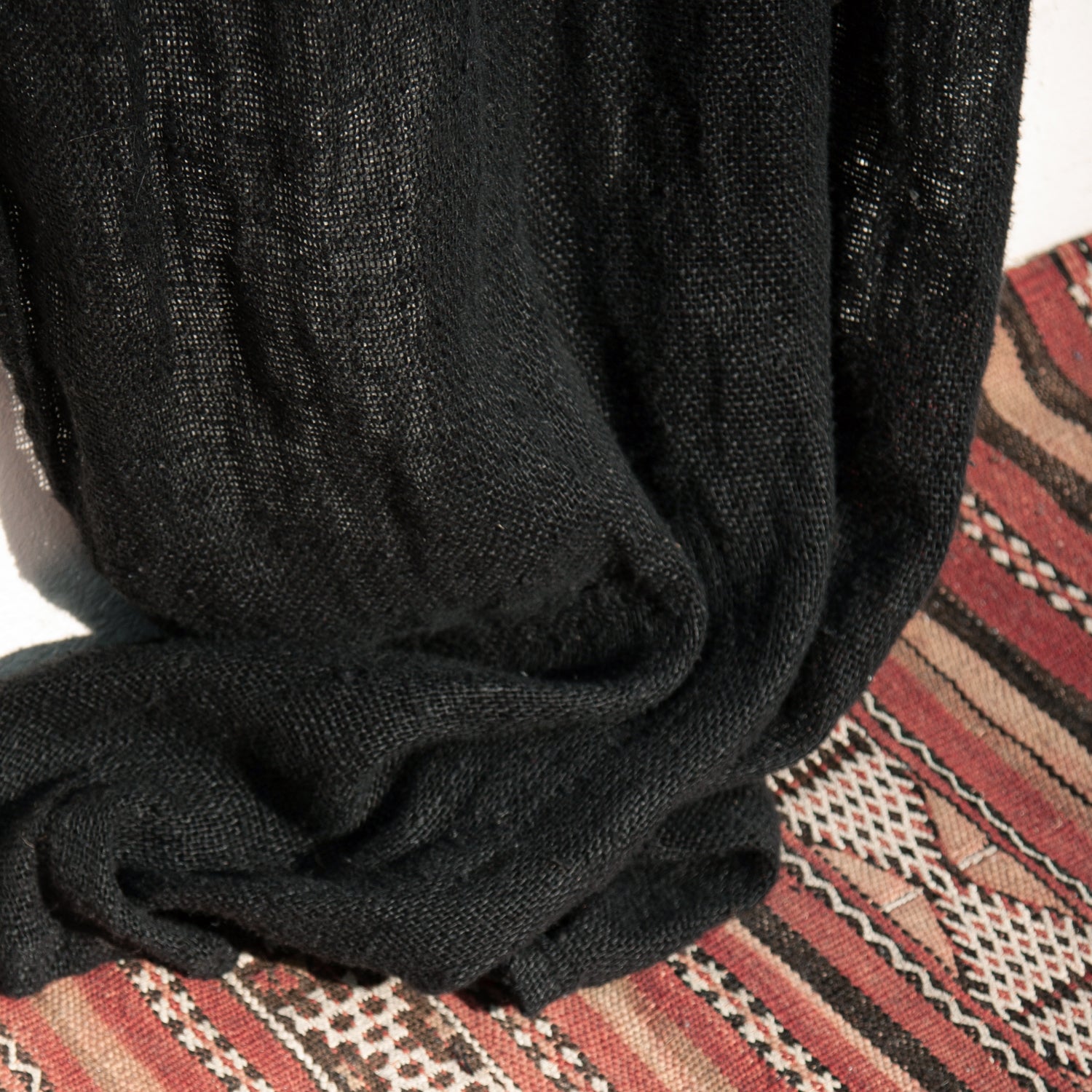 Detalle de cortina negra de lino.