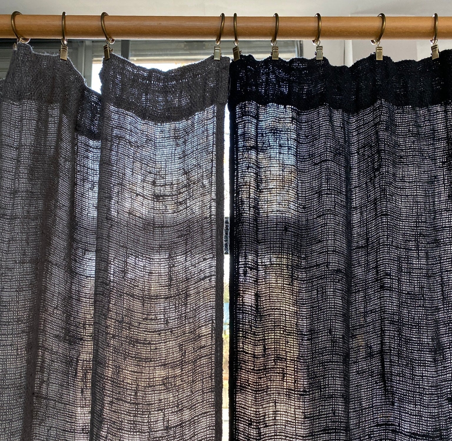 Cortina de lino negro rústico transparentes.