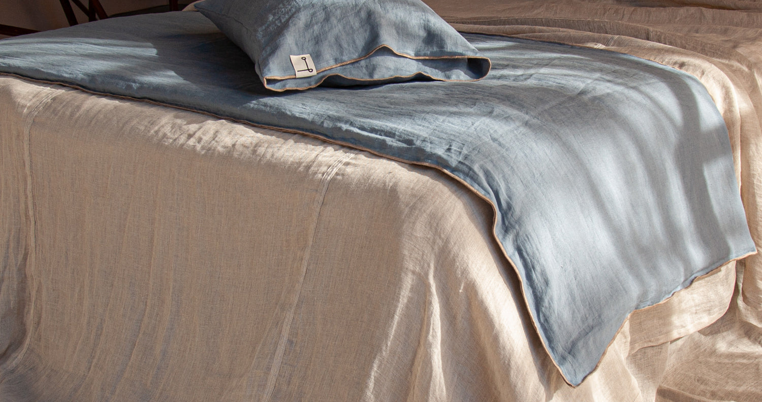 Pie de cama de lino relleno de suave guata de lino o lana natural.