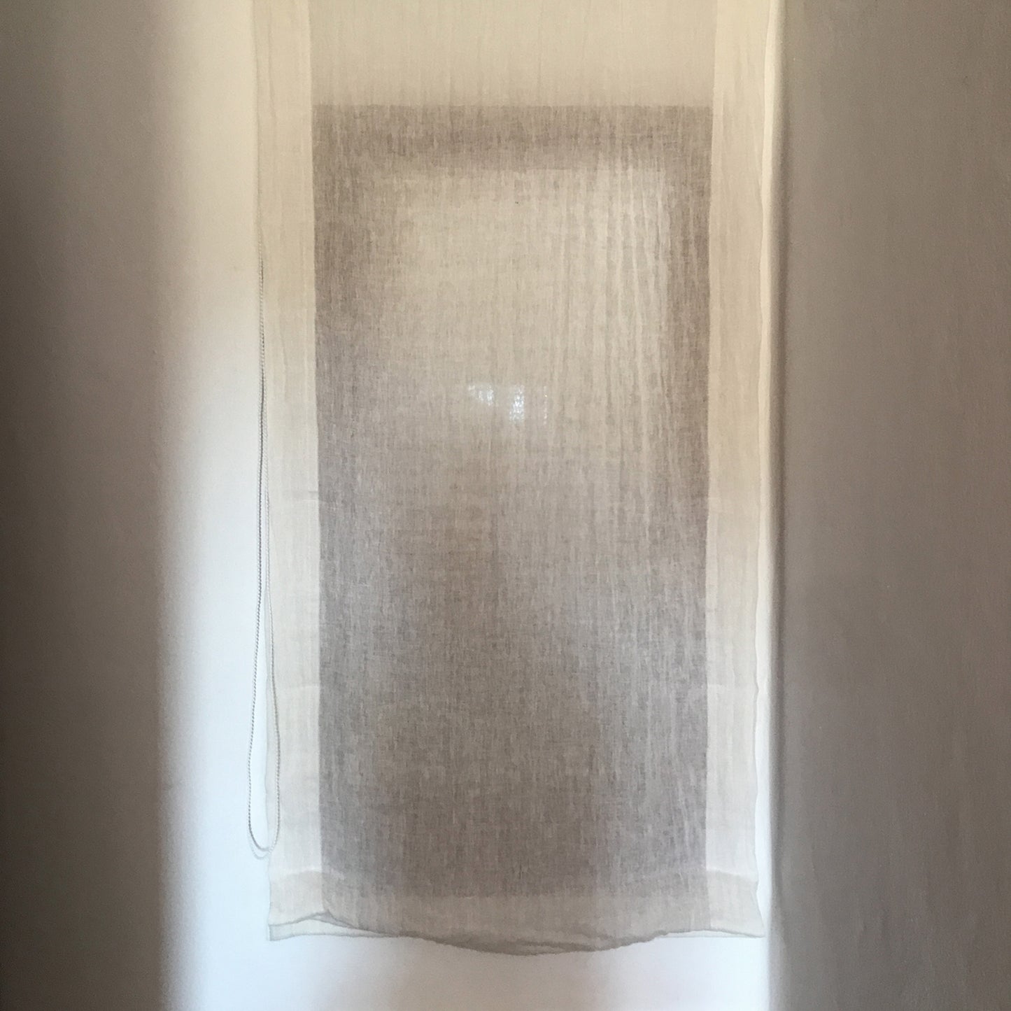 Pequeño Estor de lino blanco para ventanas