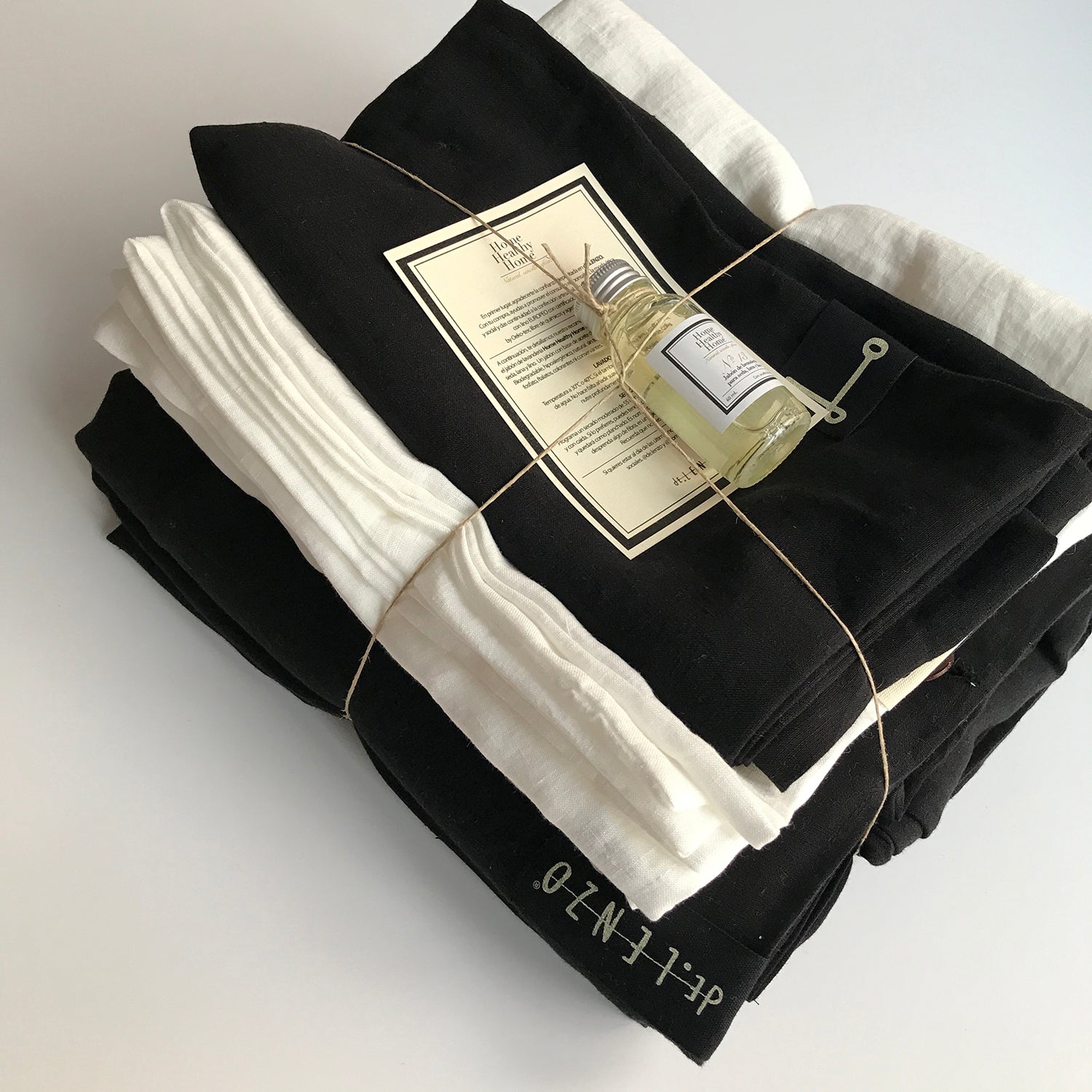 Lino negro y almohadas blancas