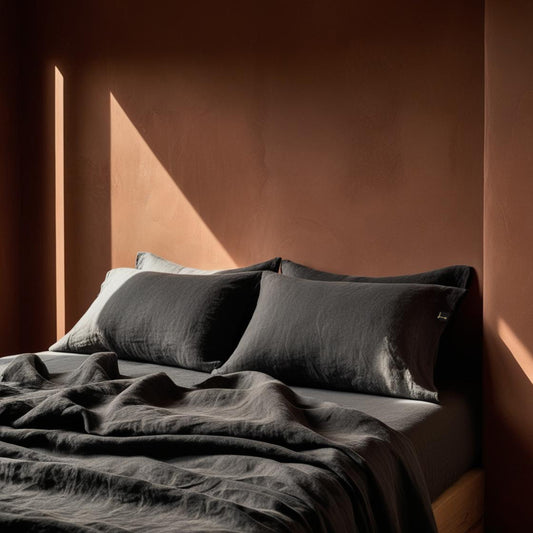juego de sábanas de lino gris sobre pared terracota y 3 fundas de almohadas