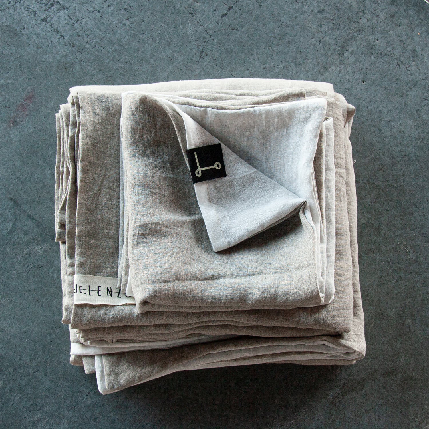 Funda nórdica de lino bicolor natural y blanco.