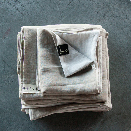 Funda nórdica de lino bicolor natural y blanco.