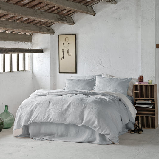 Juego de ropa de cama de lino lavado gris clarito.