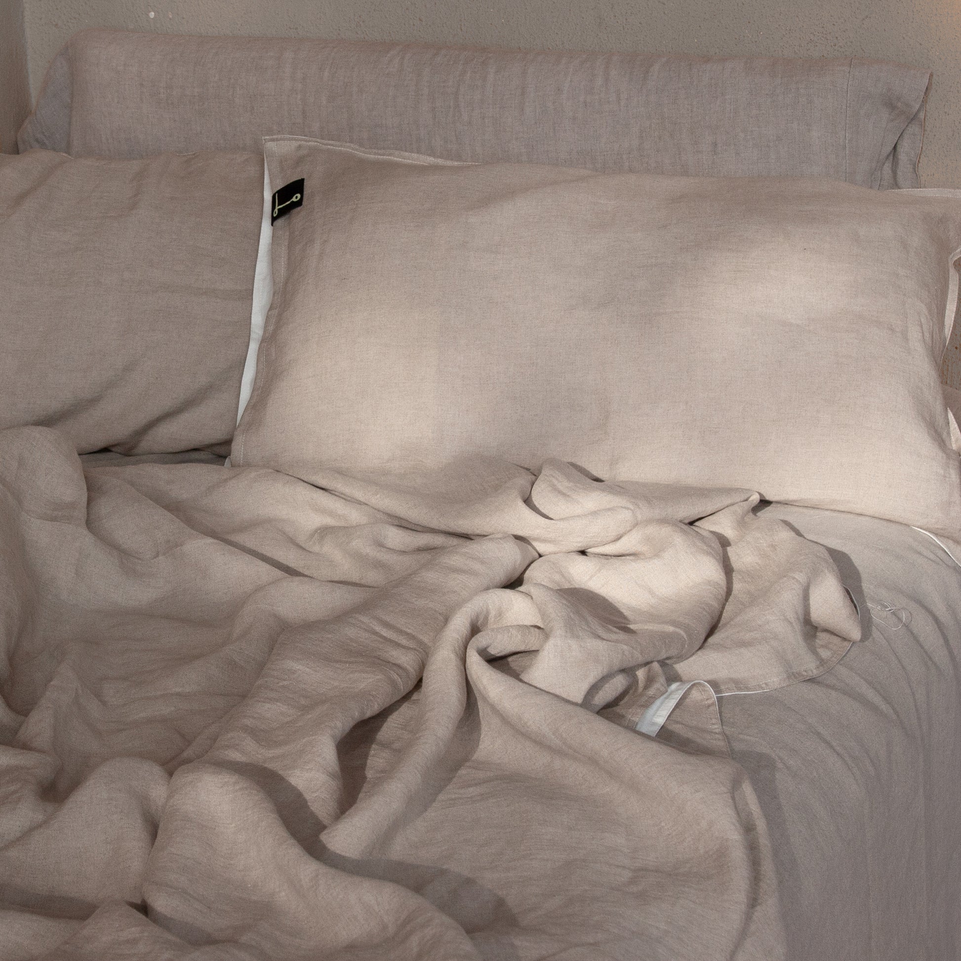 Funda de almohada de lino bicolor, blanca y natural.dE.LENZO