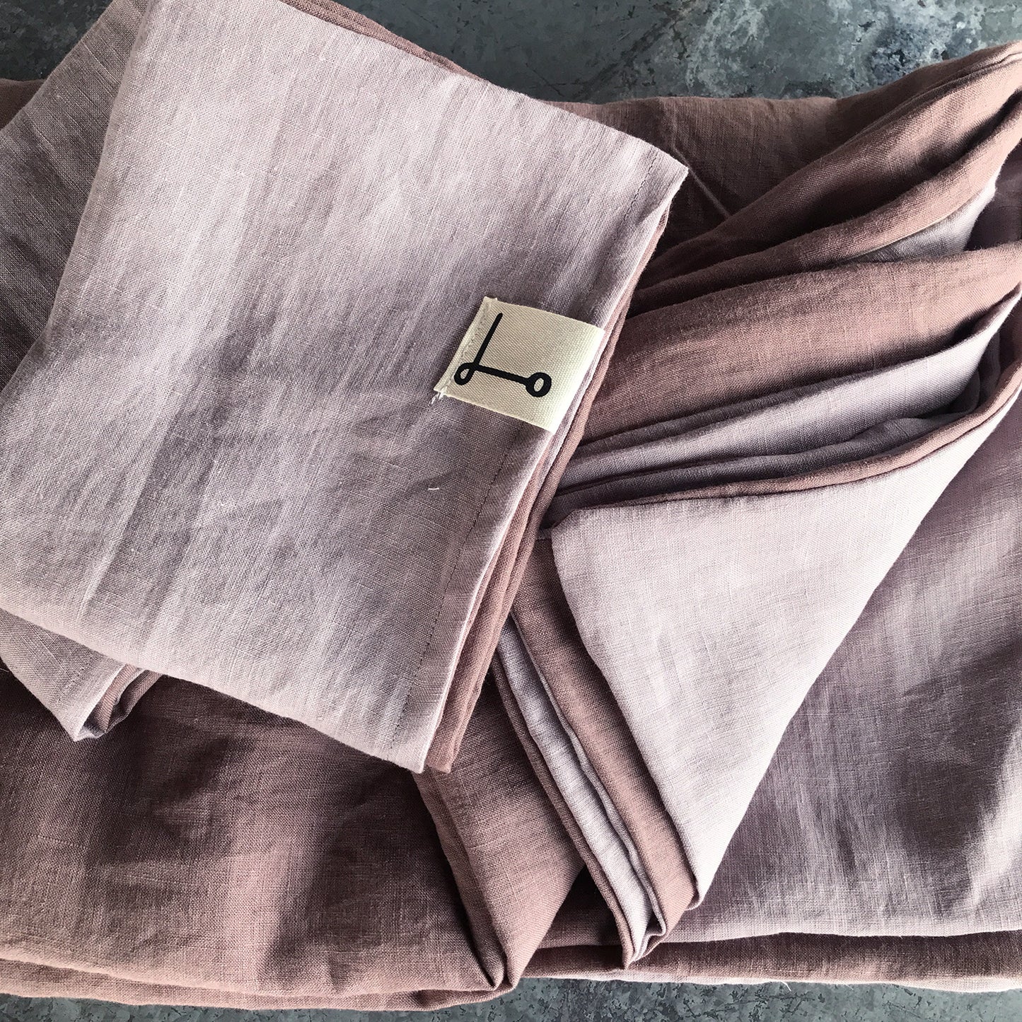 Juego de almohada malva y berenjena.