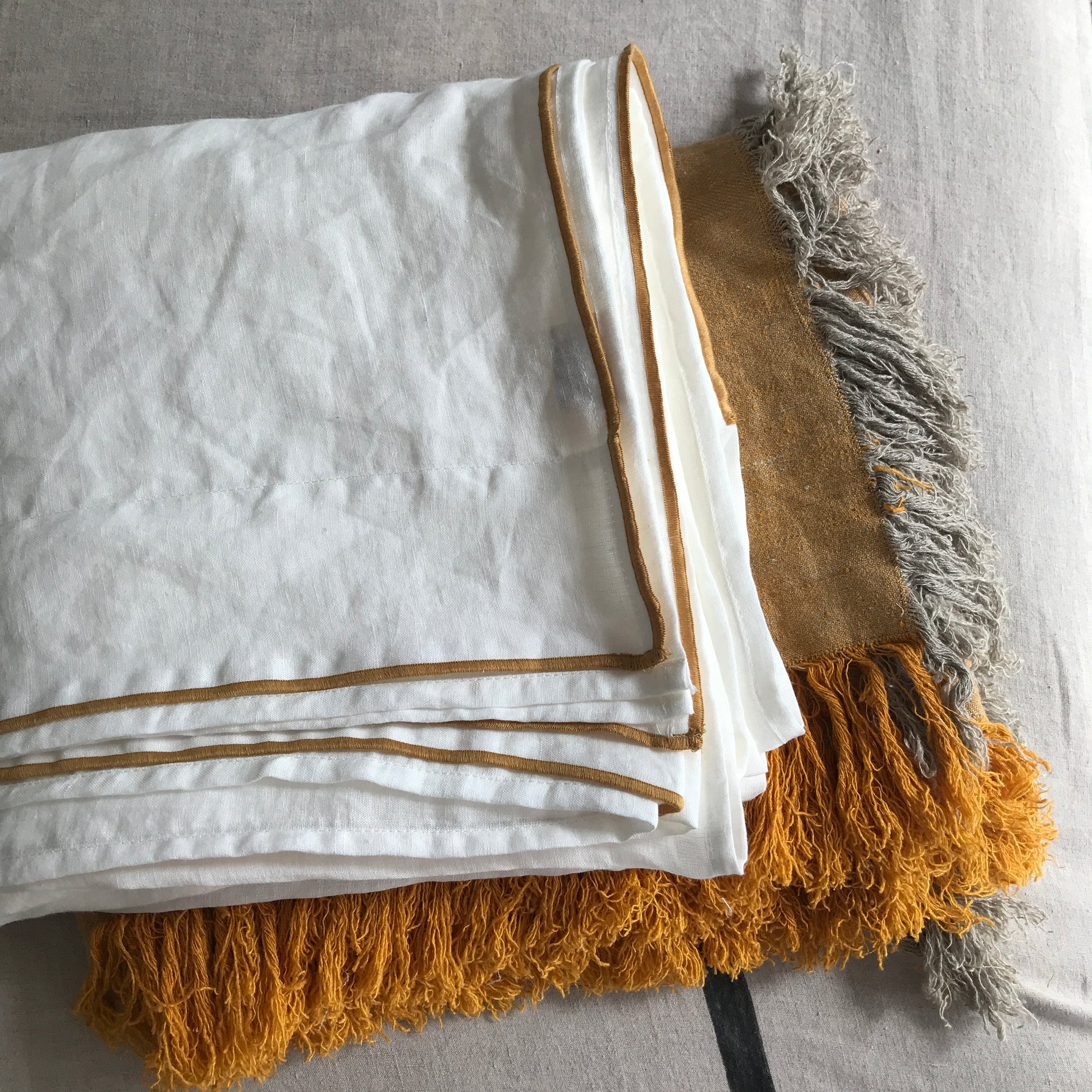 Plaid mostaza desflecado con almohada mostaza.