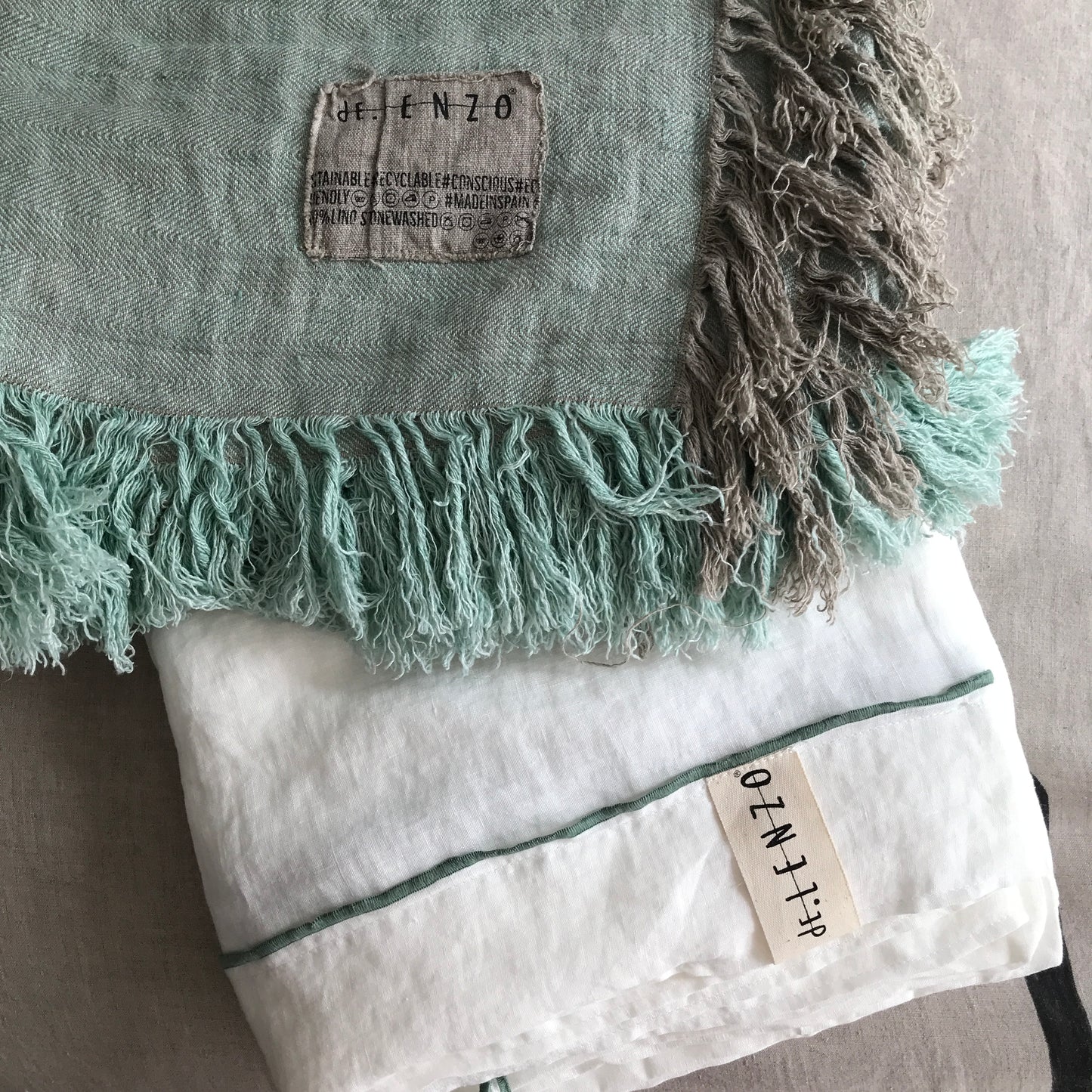 Plaid de lino menta con sábanas de lino blanco.