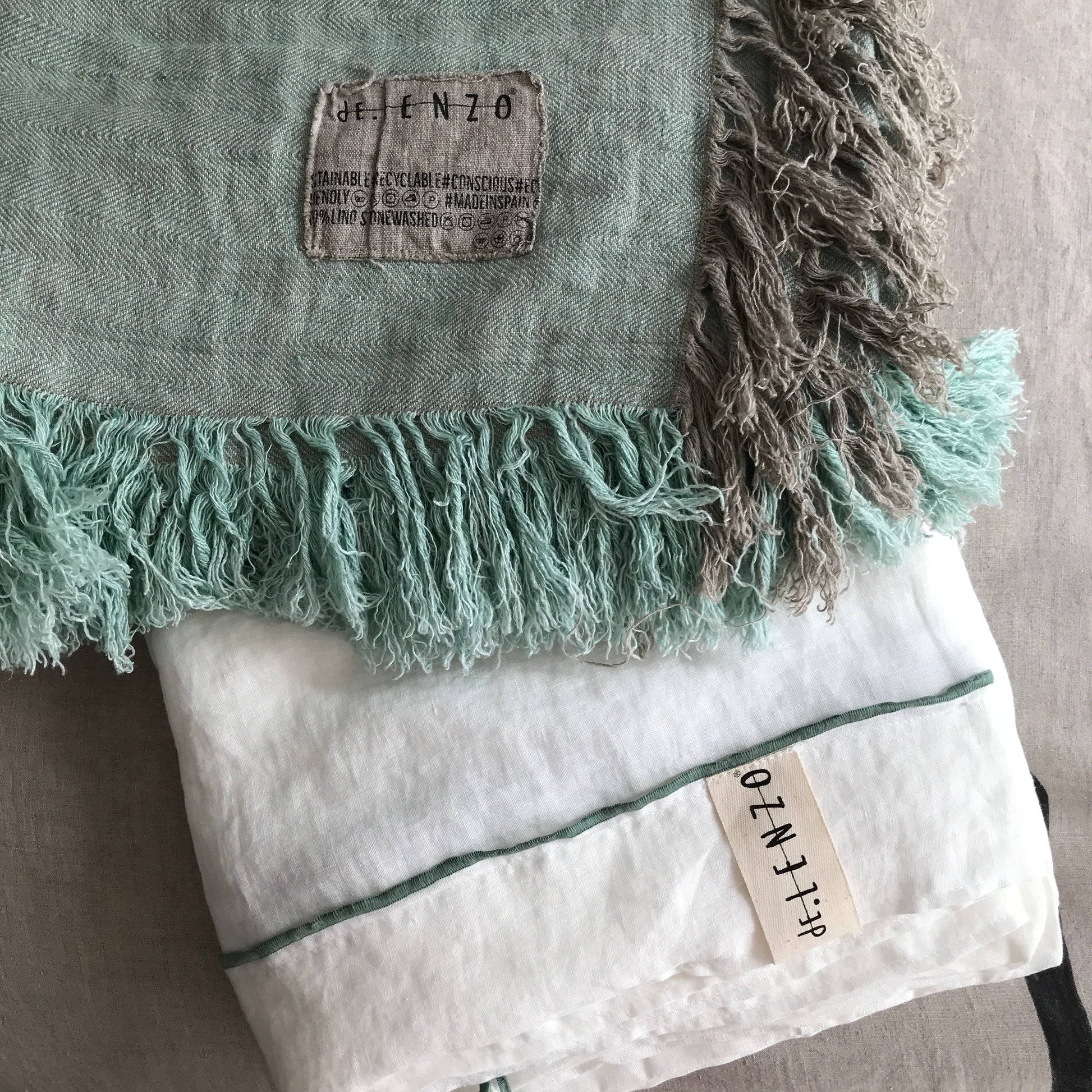 Plaid de lino menta con sábanas de lino blanco.