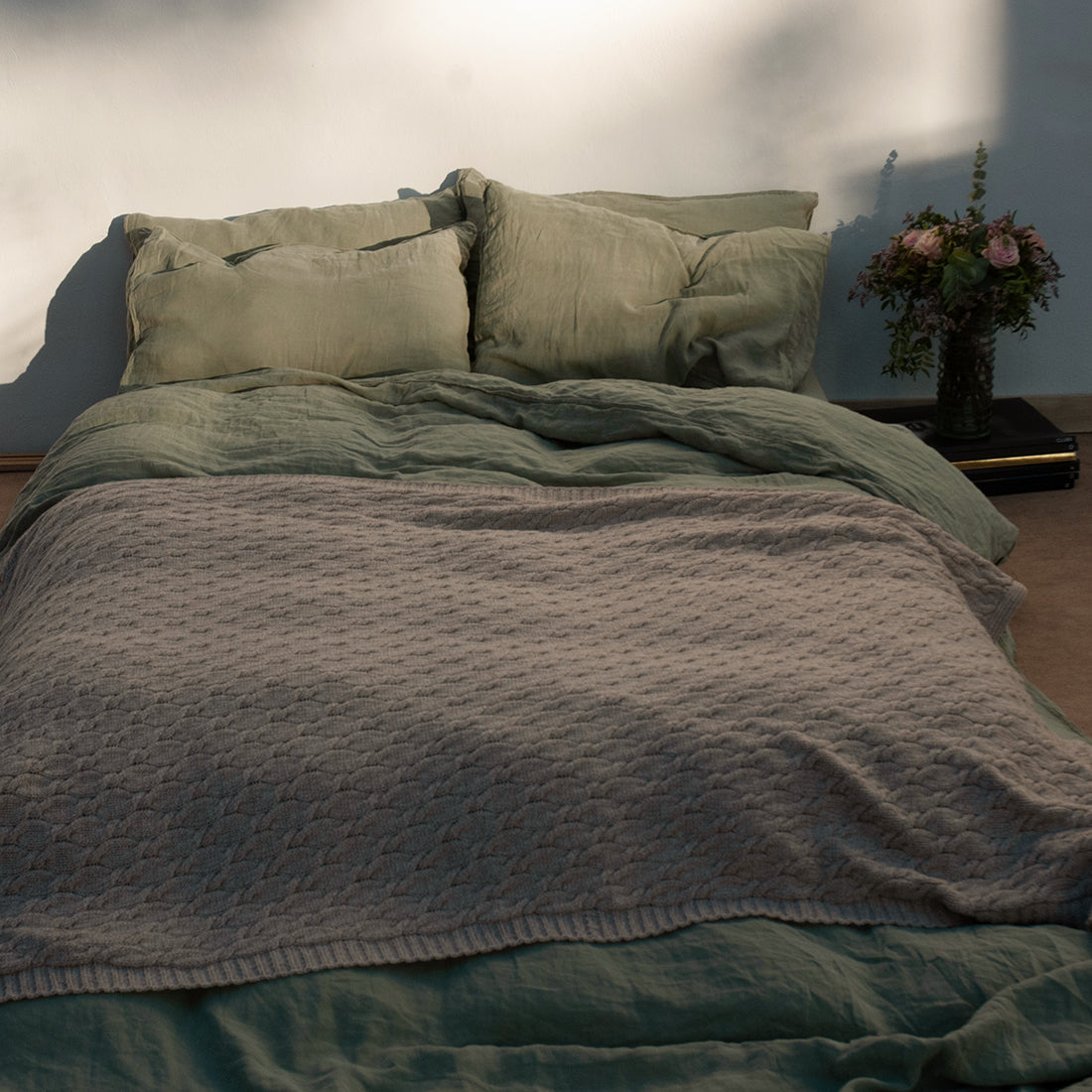 Manta de lana beig trenzada.