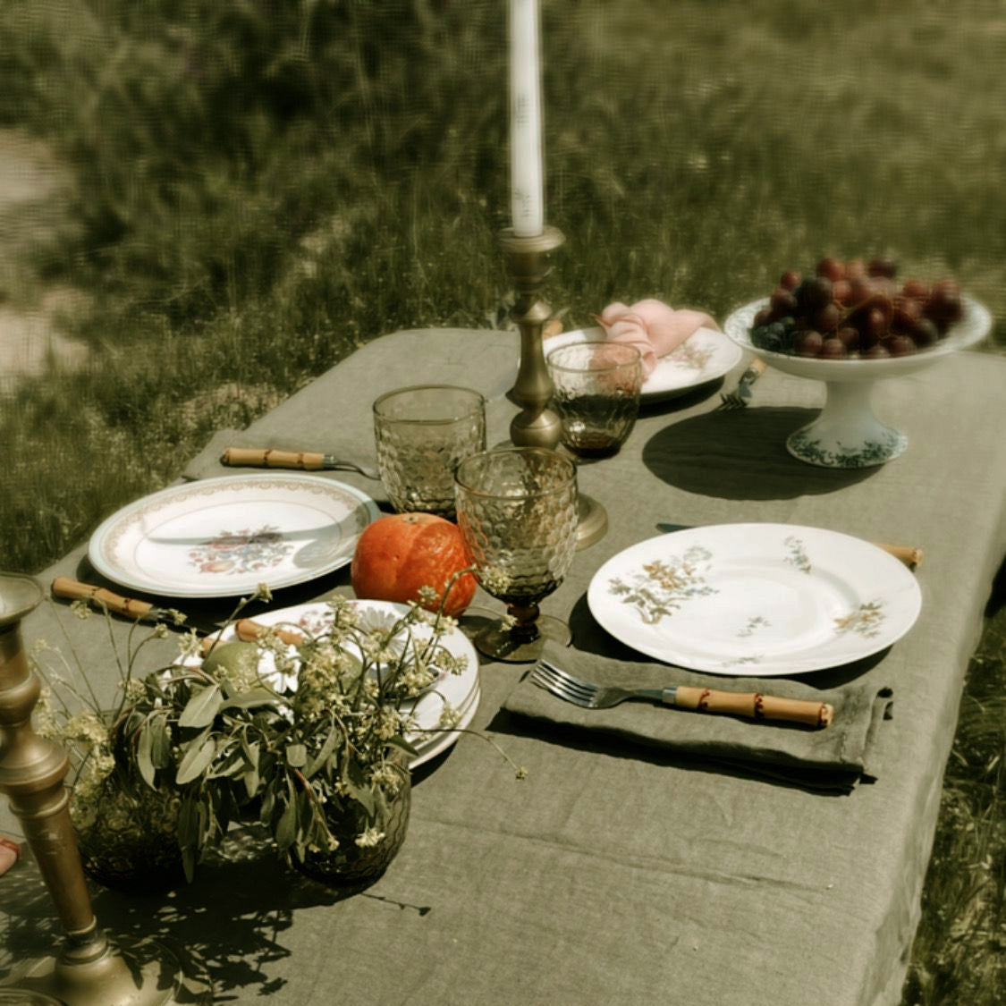 Mantel verde olivo con servilletas a juego.