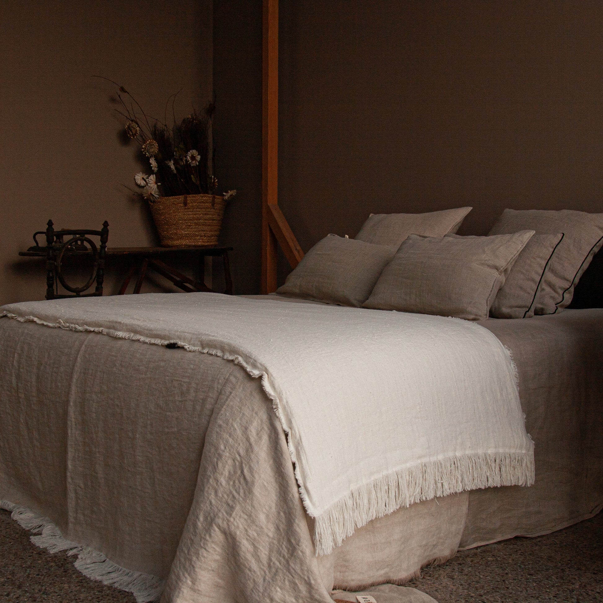 vista de cama con edredón en el pie de la cama