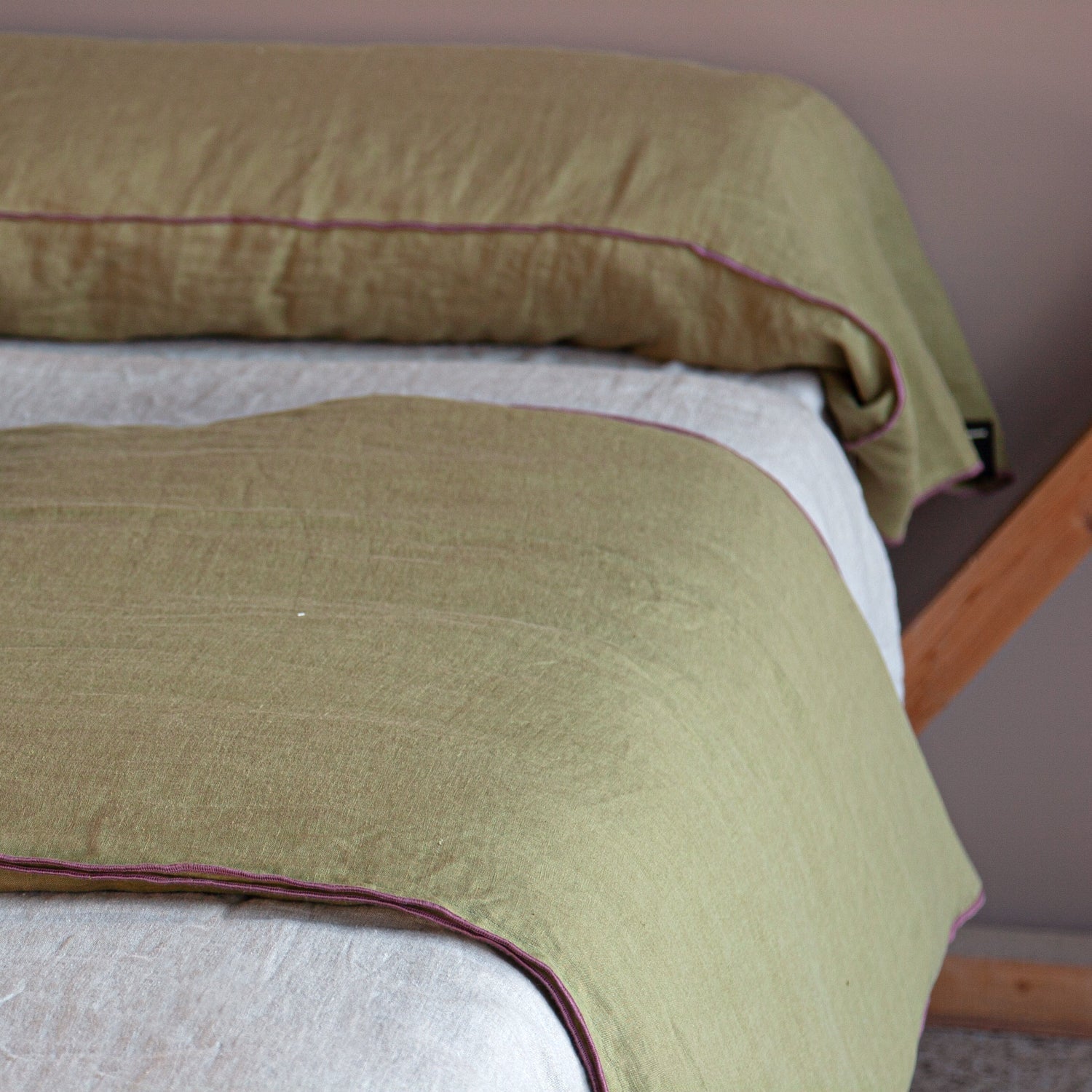 Edredón para pie de cama de lino y lana de color a medida